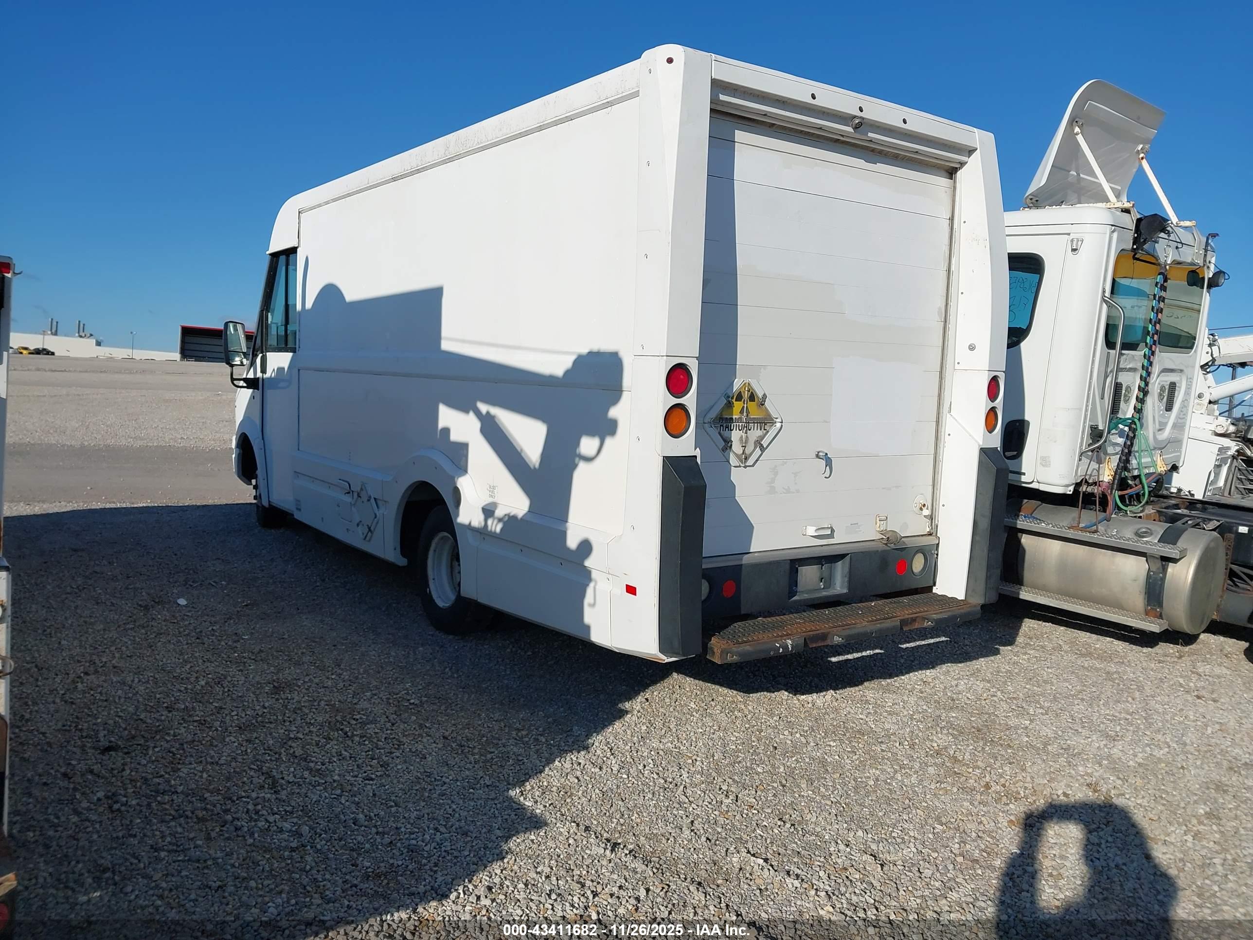 ISUZU COMMERCIAL image 3