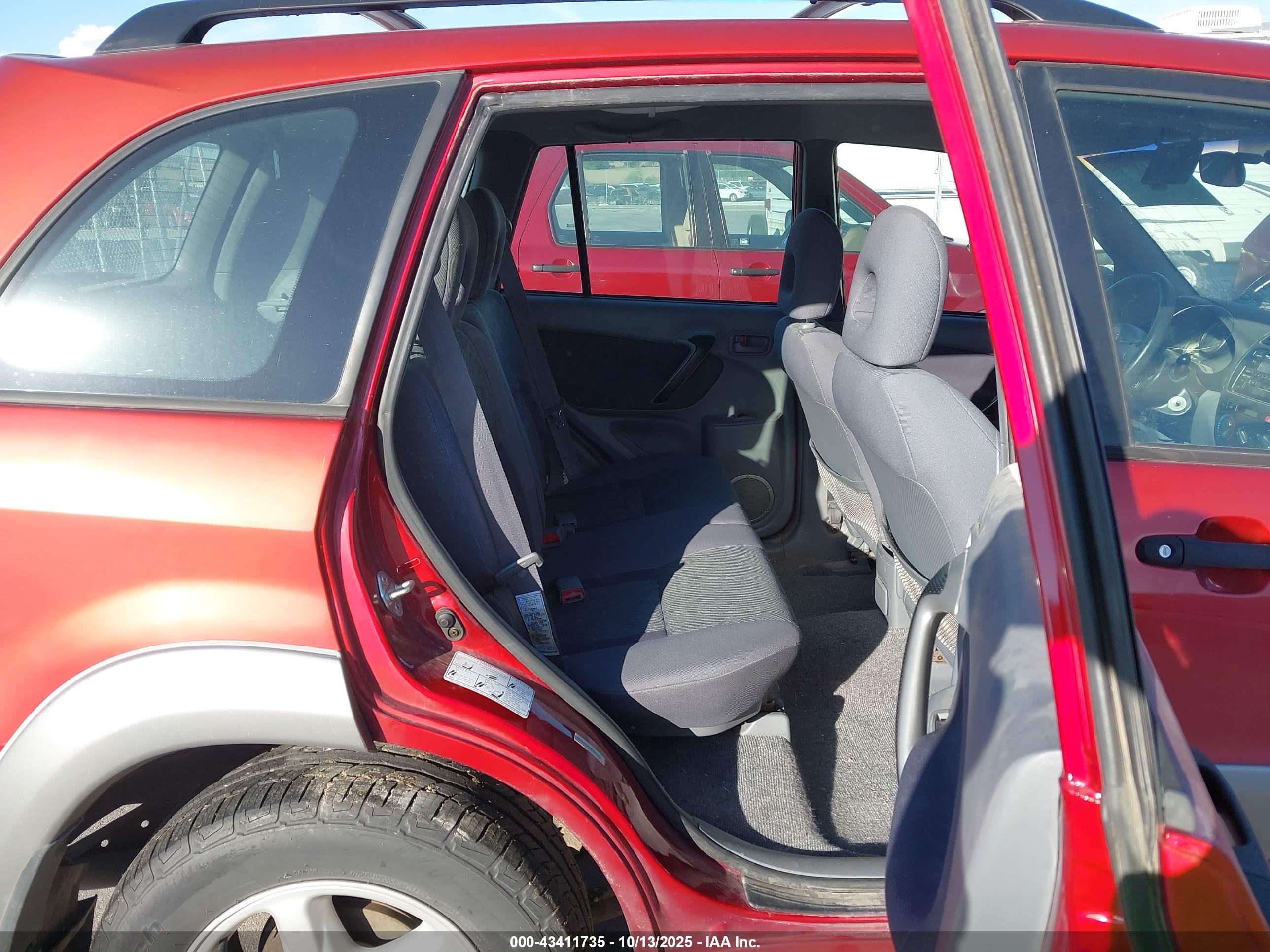 TOYOTA RAV4 image 8