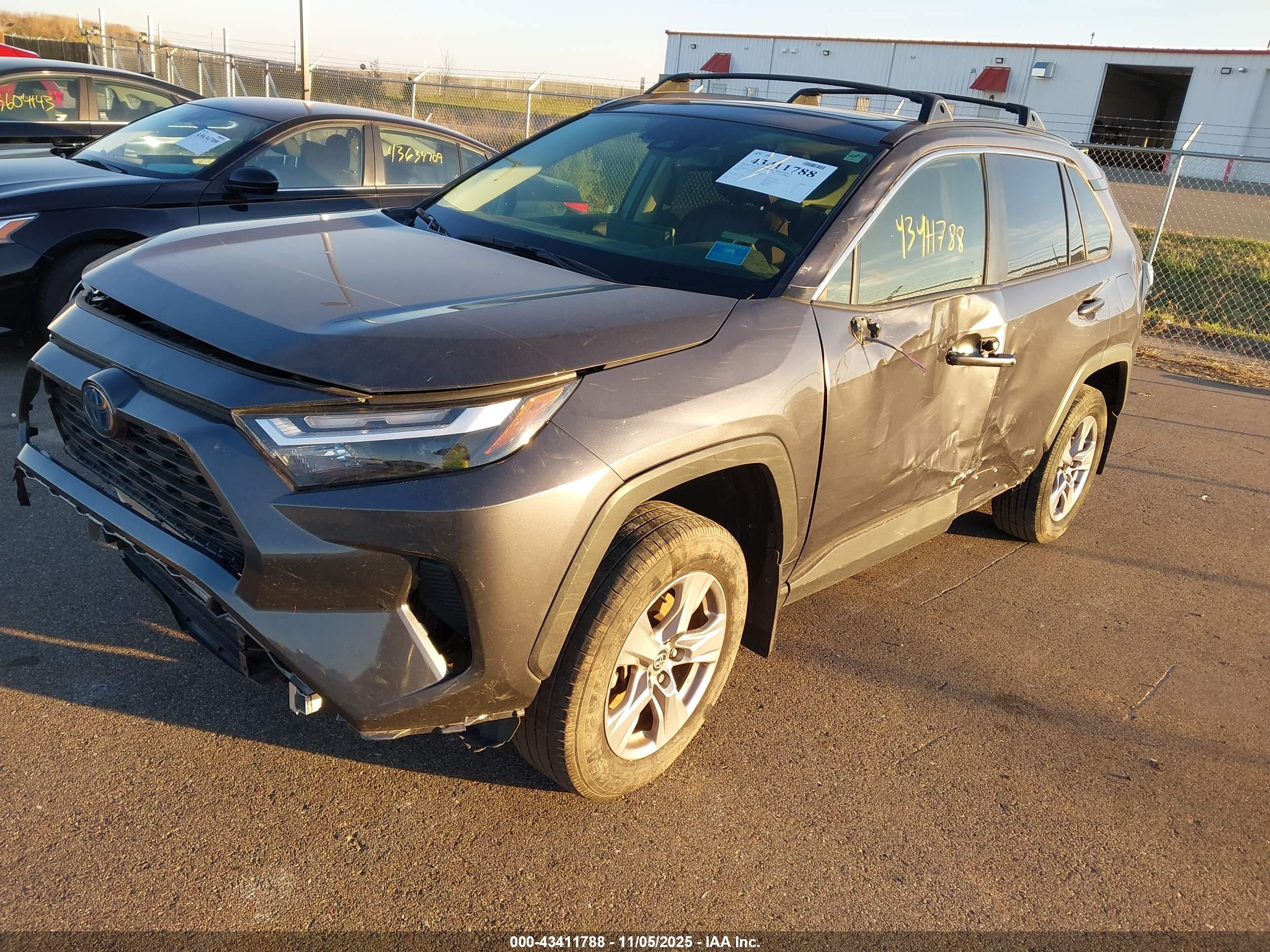 TOYOTA RAV4 image 2