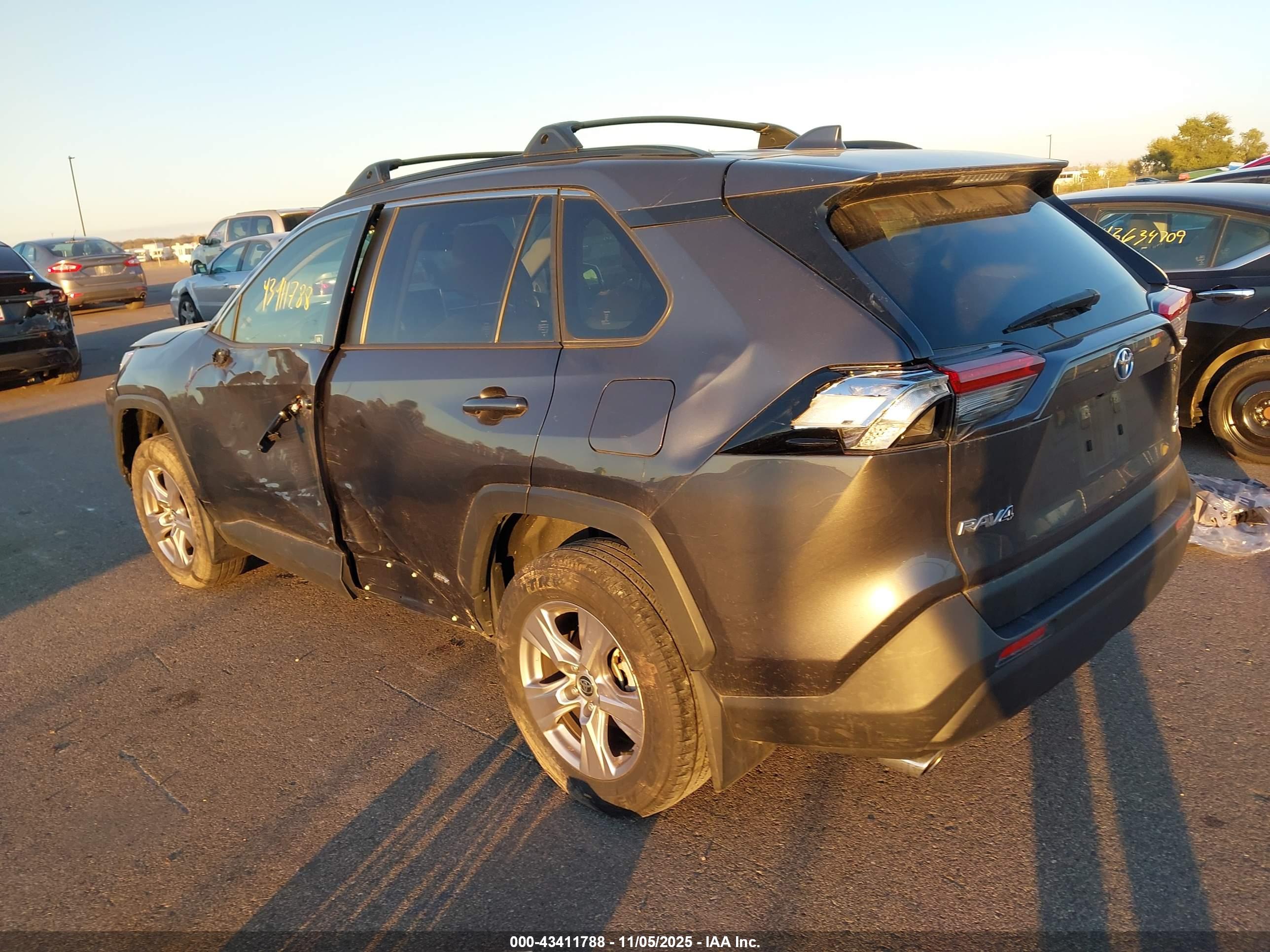 TOYOTA RAV4 image 3