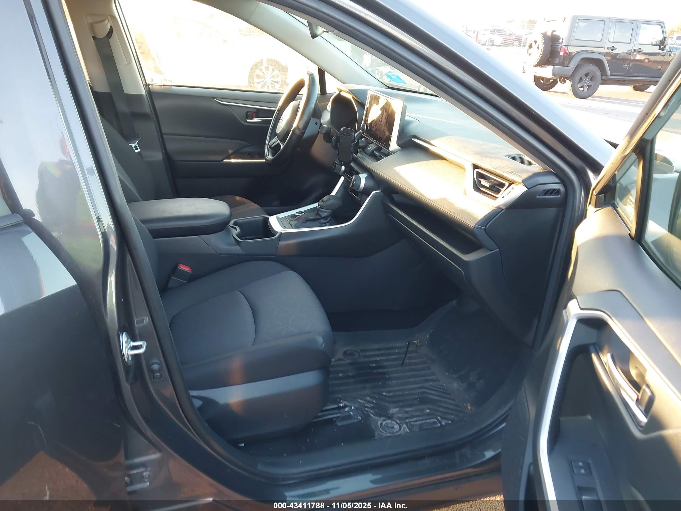 TOYOTA RAV4 image 5