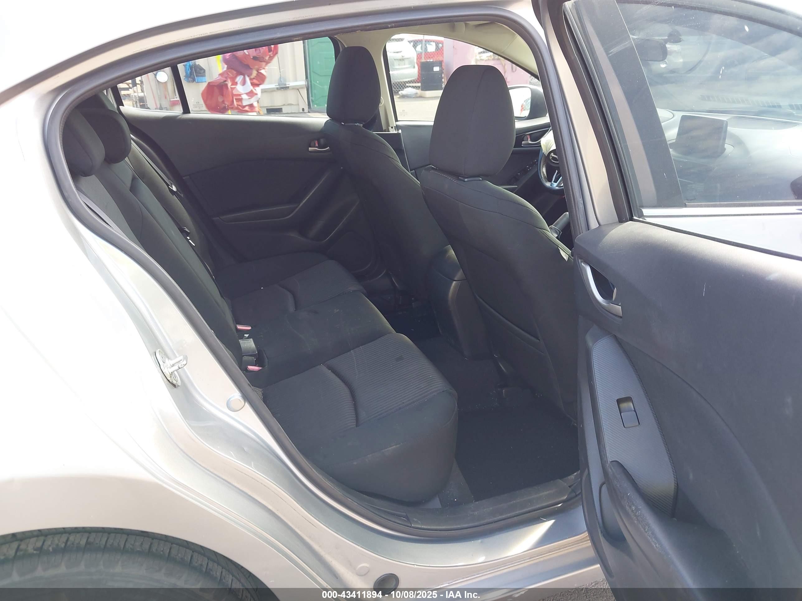 MAZDA MAZDA3 image 8