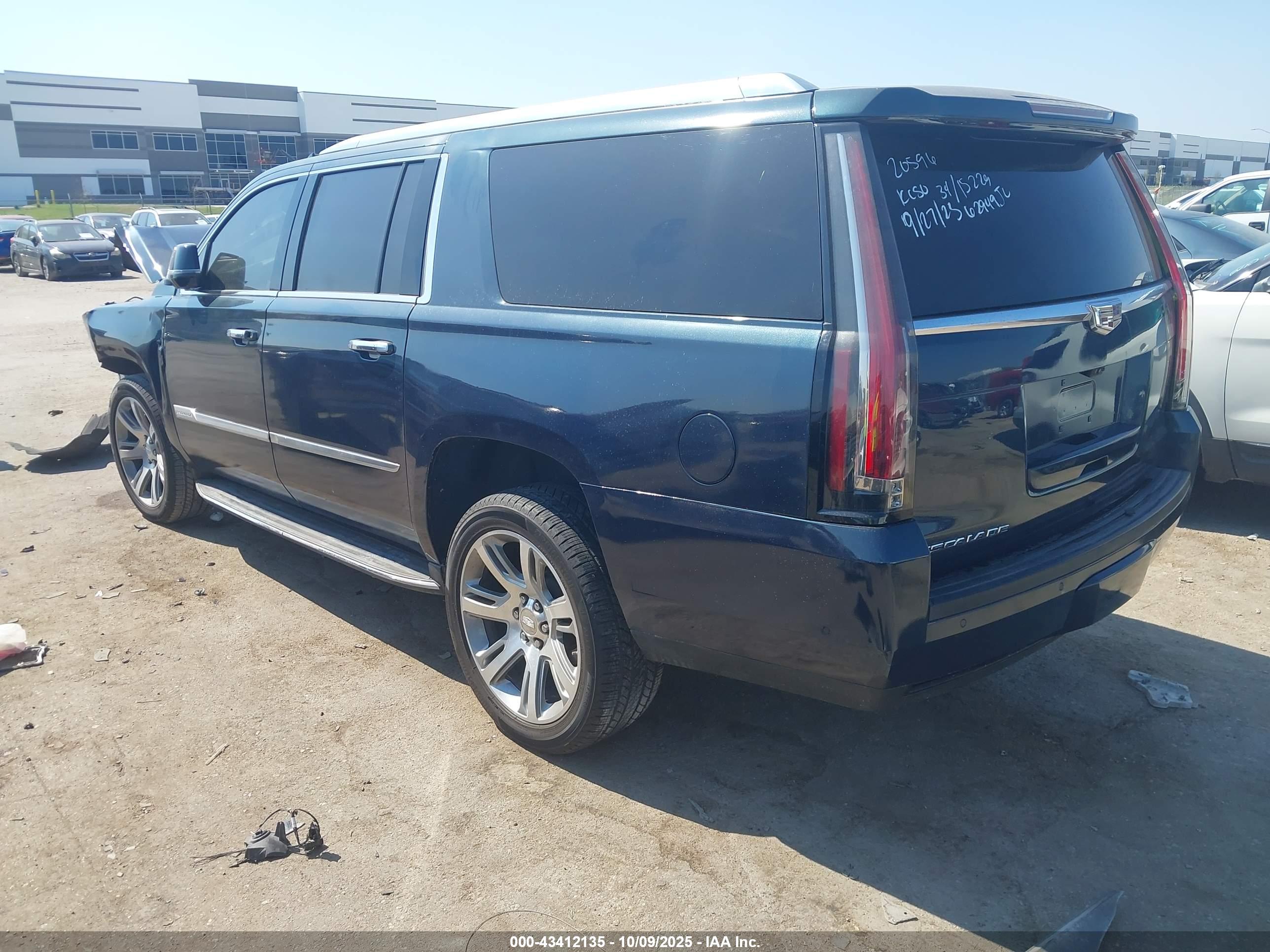 CADILLAC ESCALADE image 3