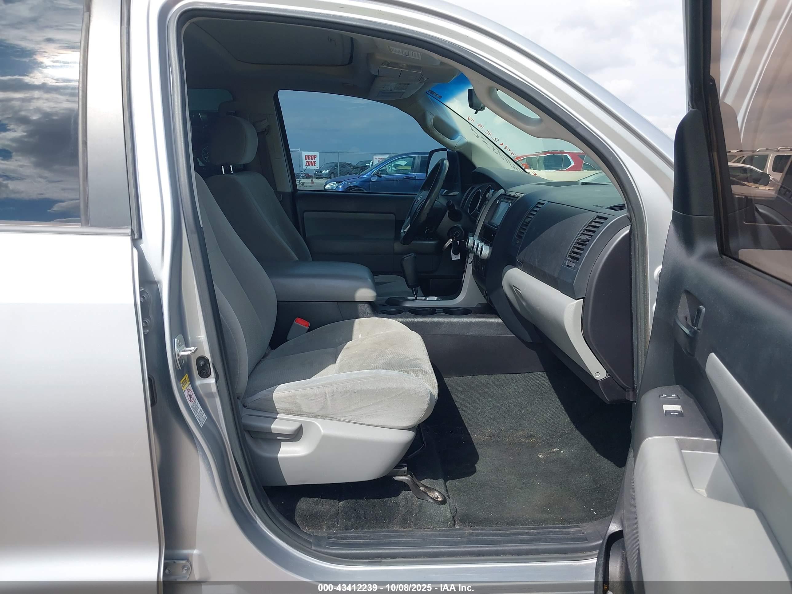 TOYOTA SEQUOIA image 5