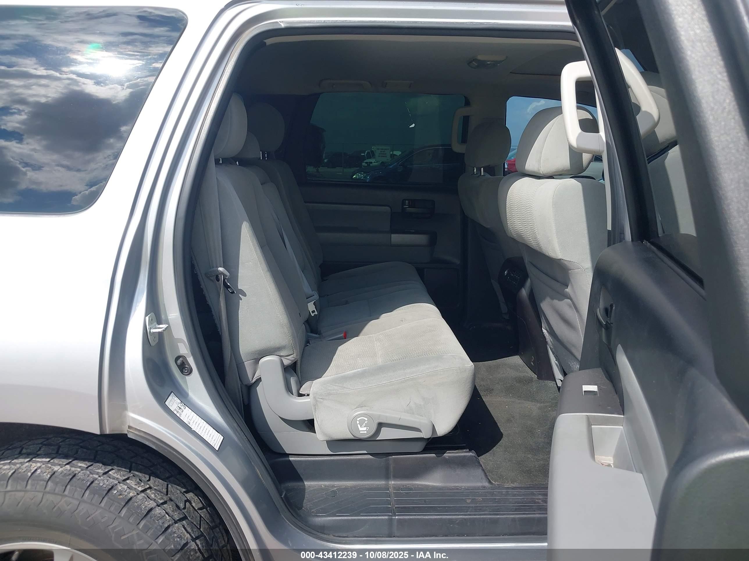 TOYOTA SEQUOIA image 8