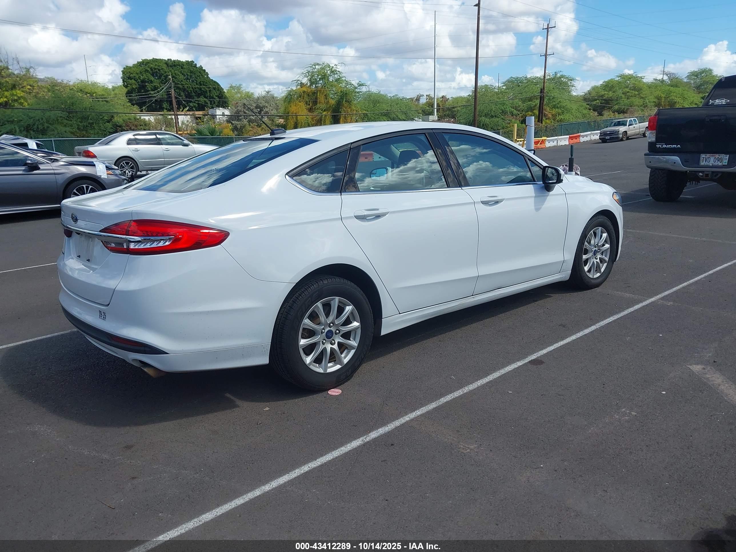 FORD FUSION image 4