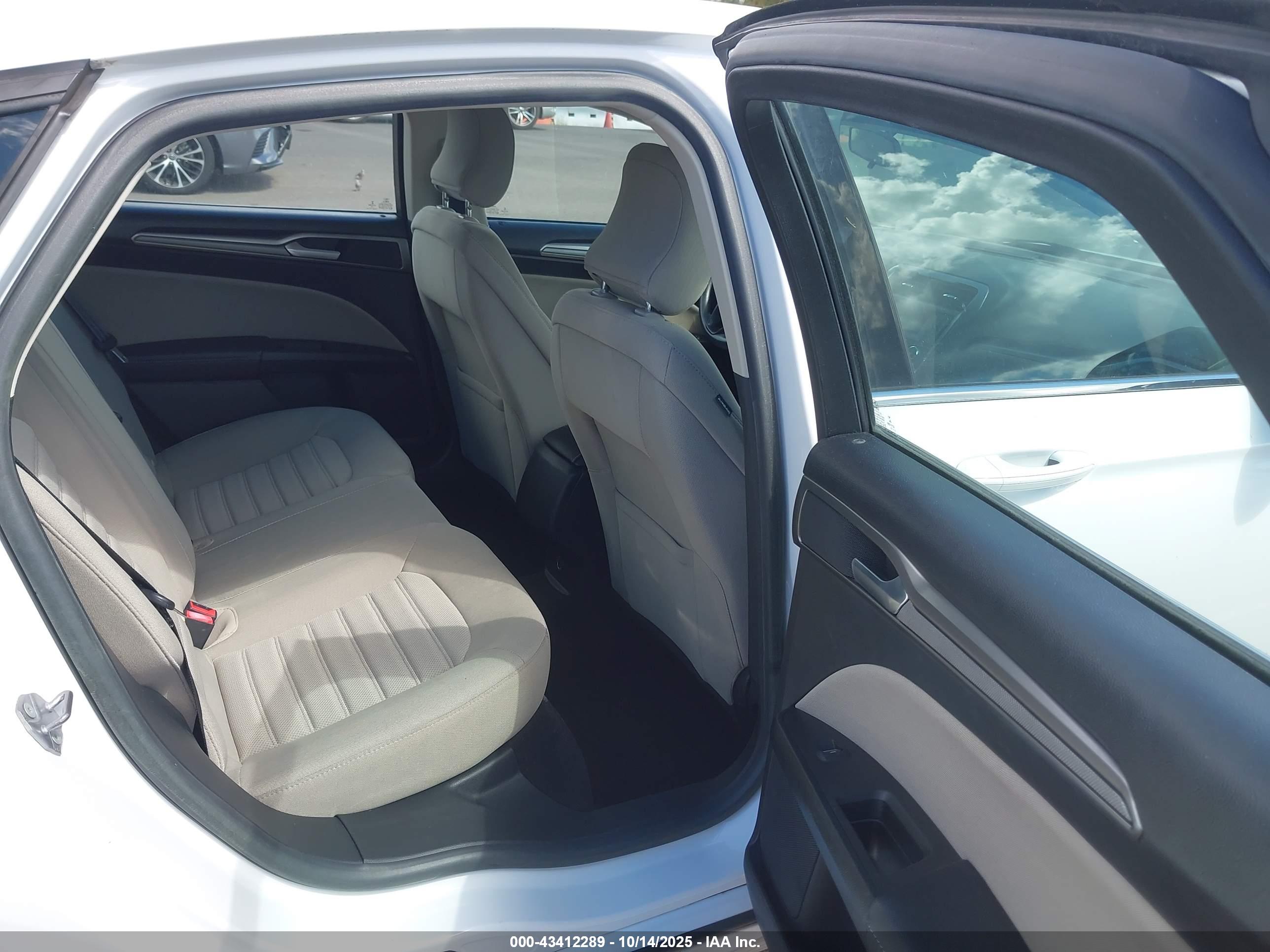 FORD FUSION image 8