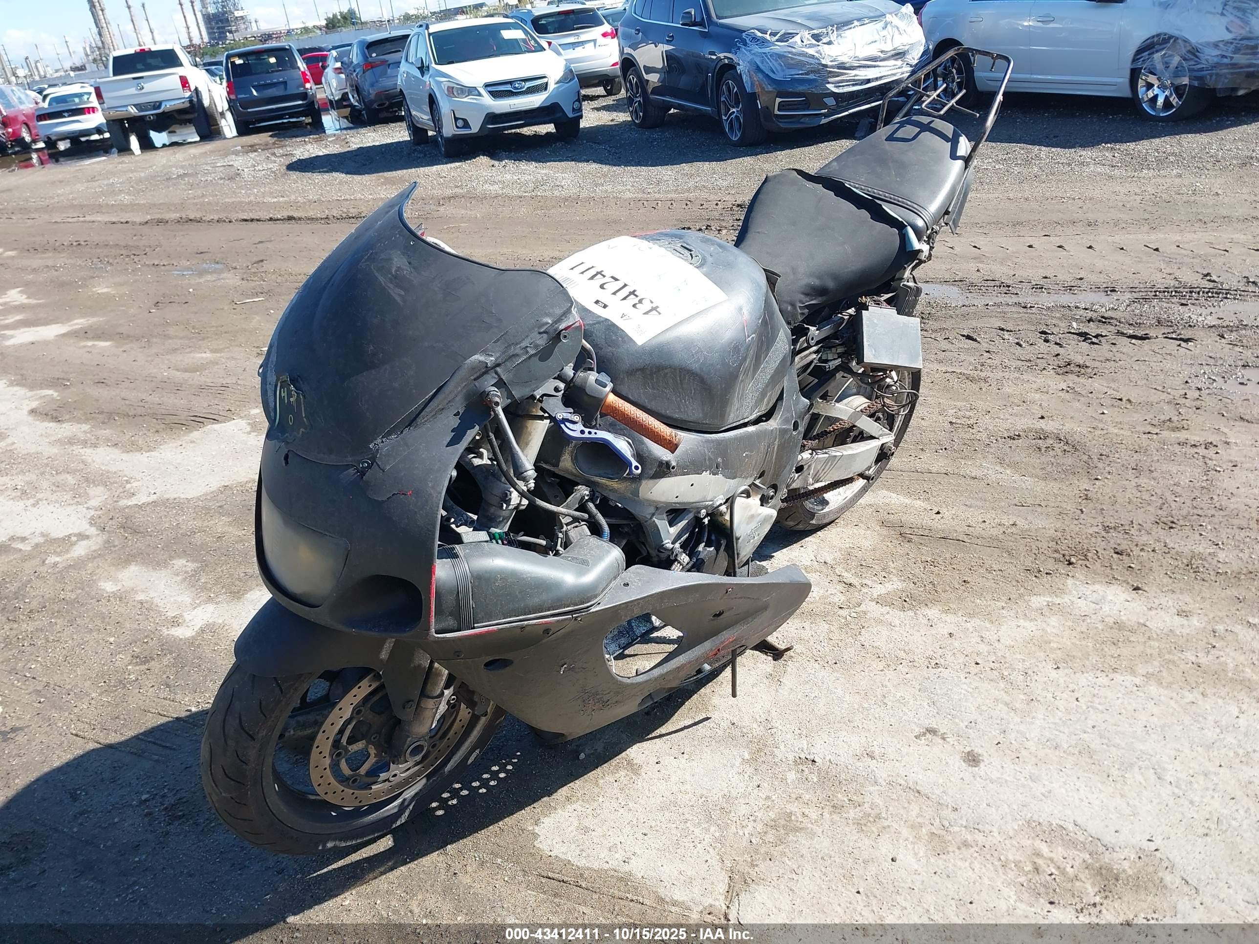 SUZUKI GSX-R750 image 2