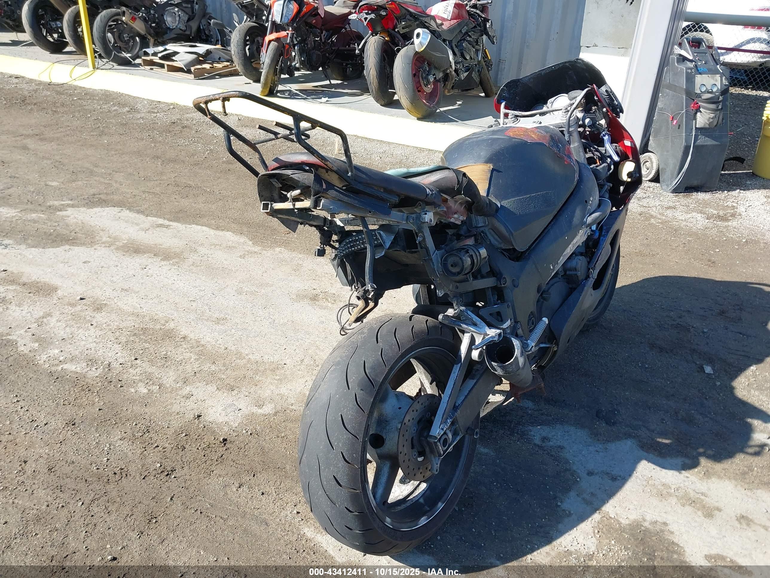 SUZUKI GSX-R750 image 4
