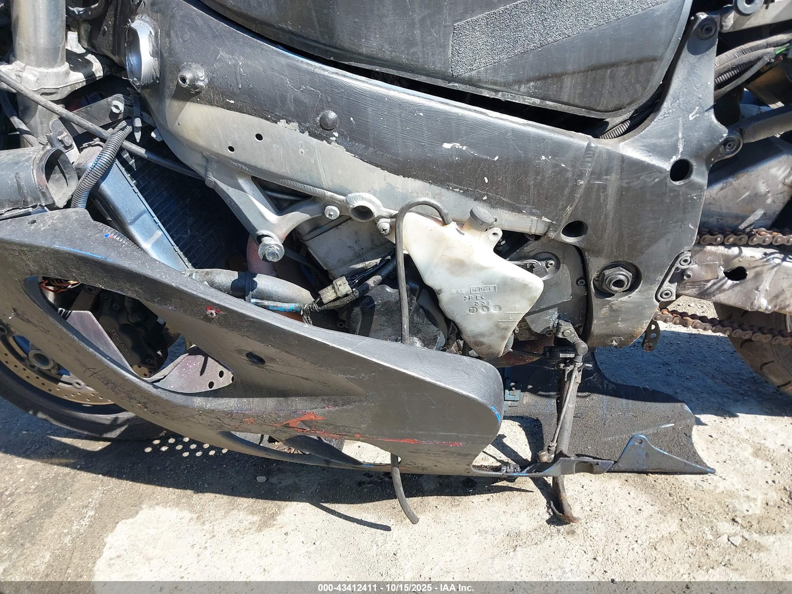 SUZUKI GSX-R750 image 9