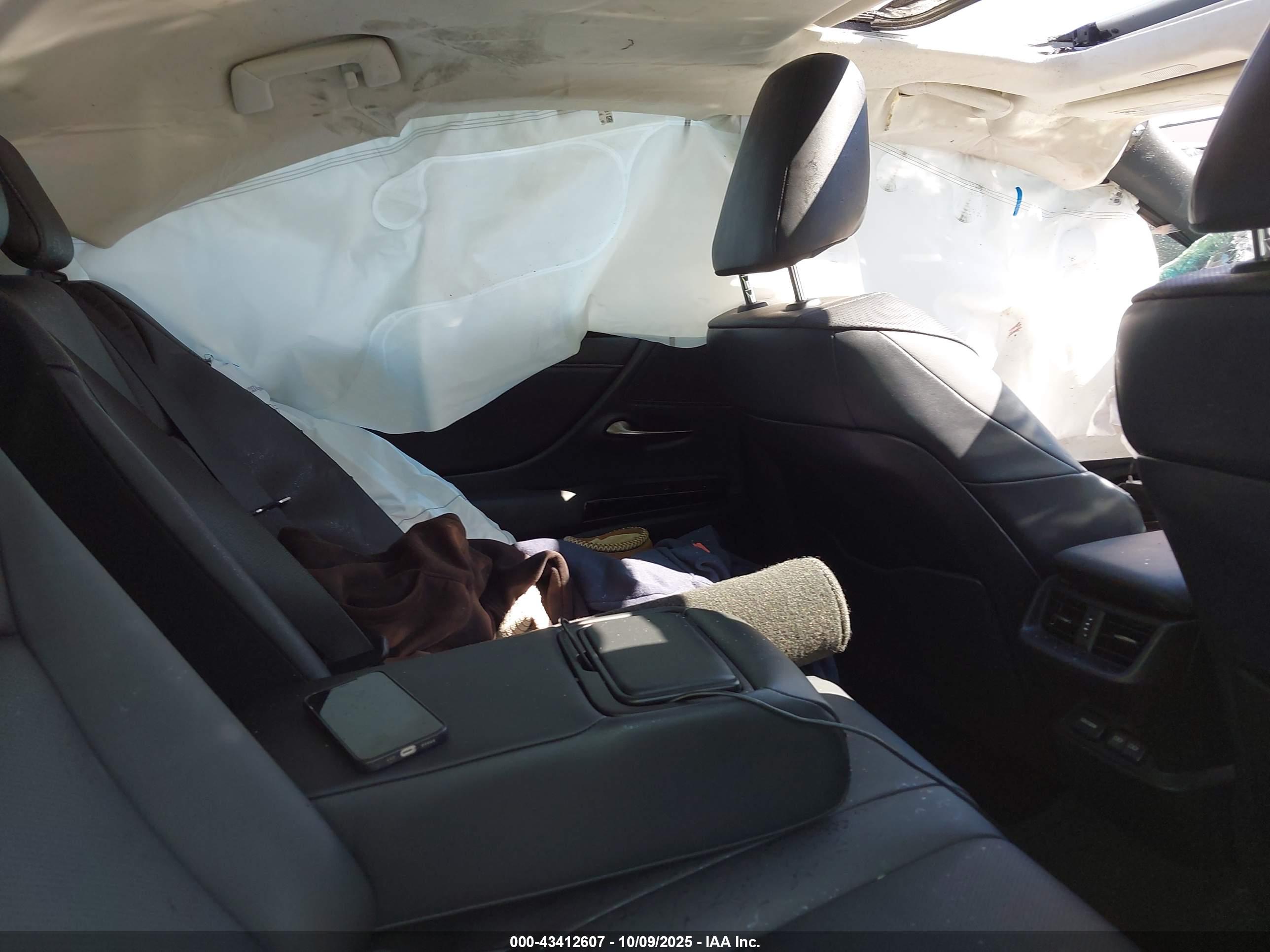 LEXUS ES image 8