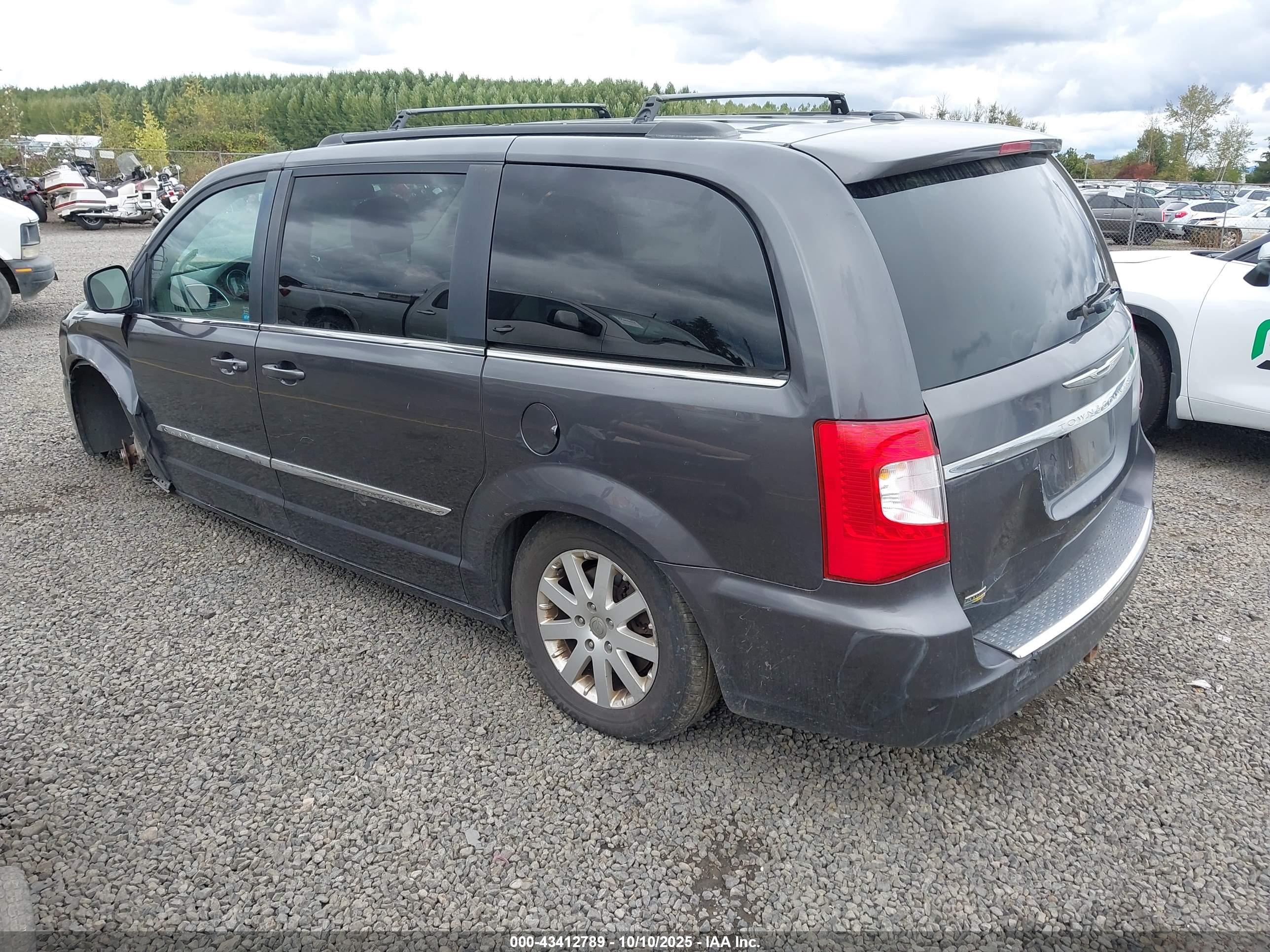 CHRYSLER TOWN image 3