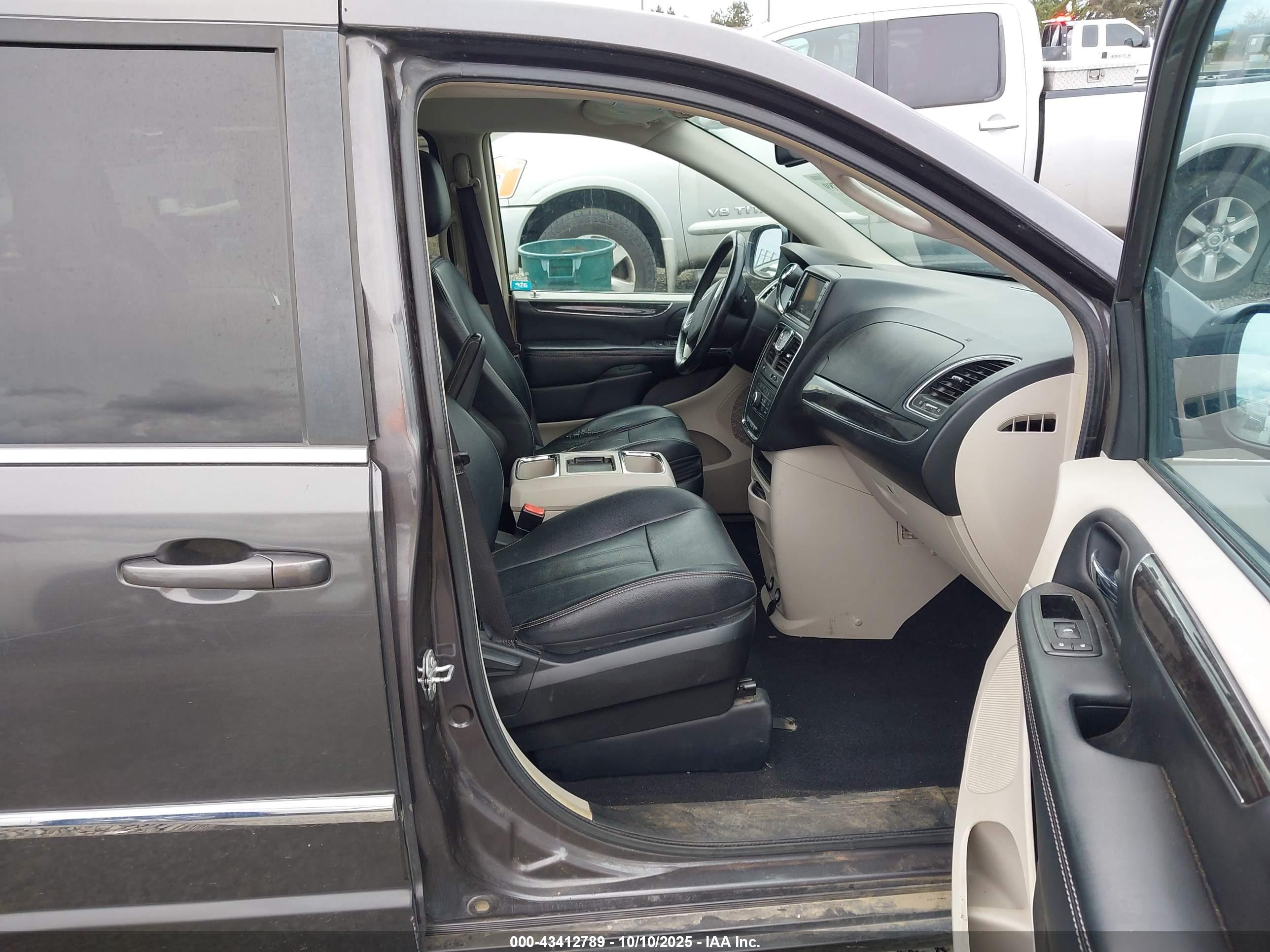 CHRYSLER TOWN image 5