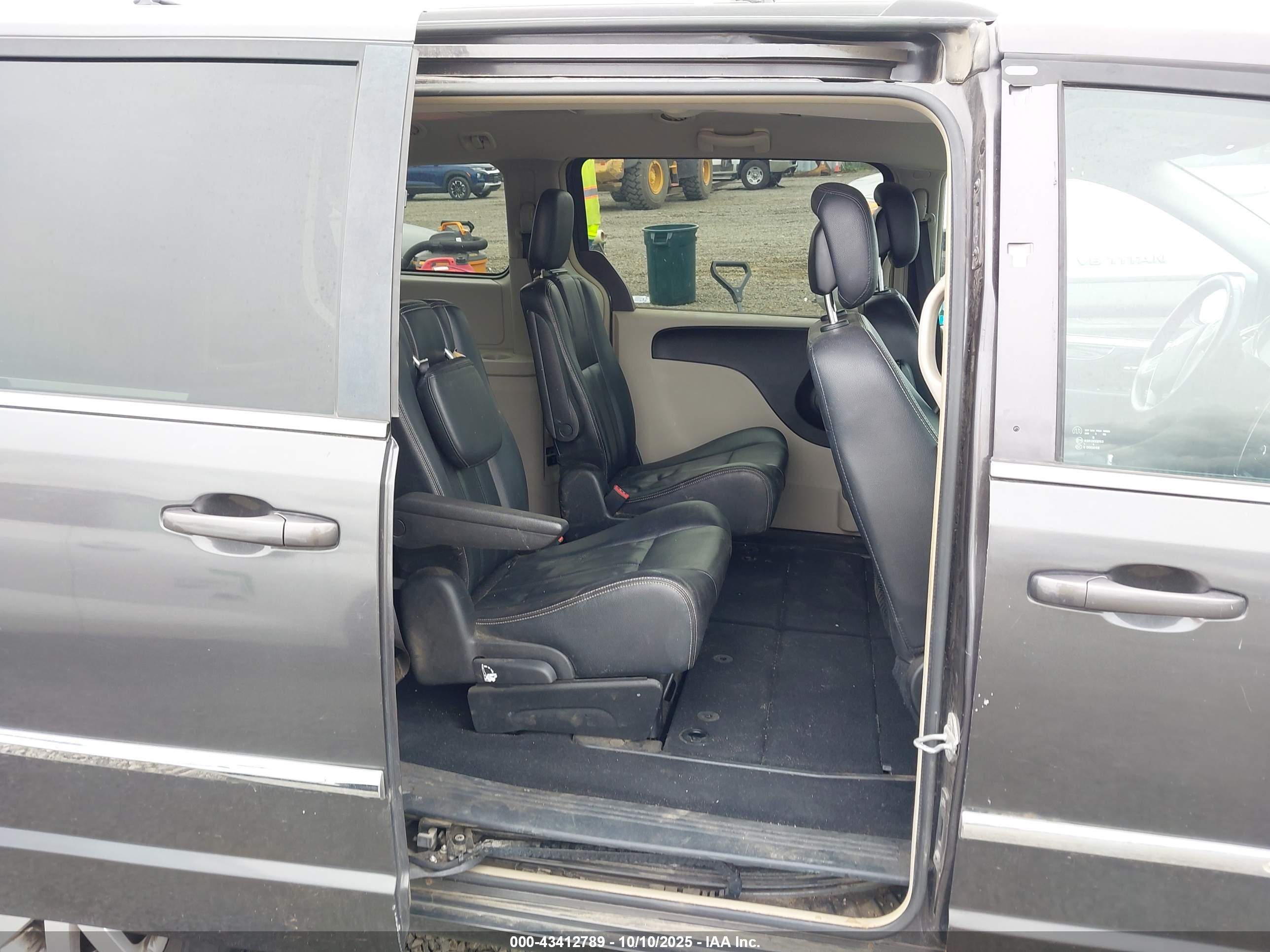 CHRYSLER TOWN image 8