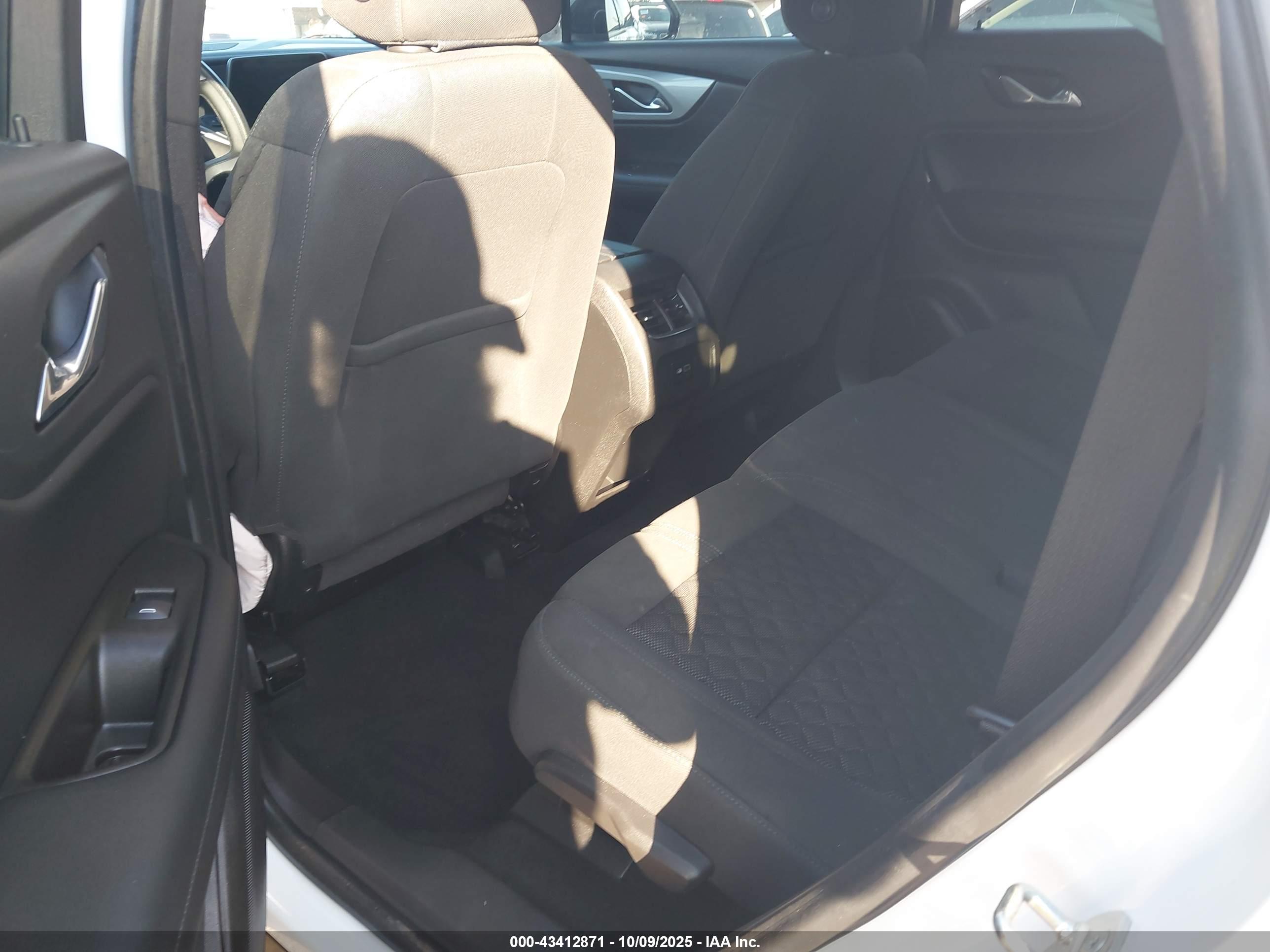 CHEVROLET BLAZER image 8