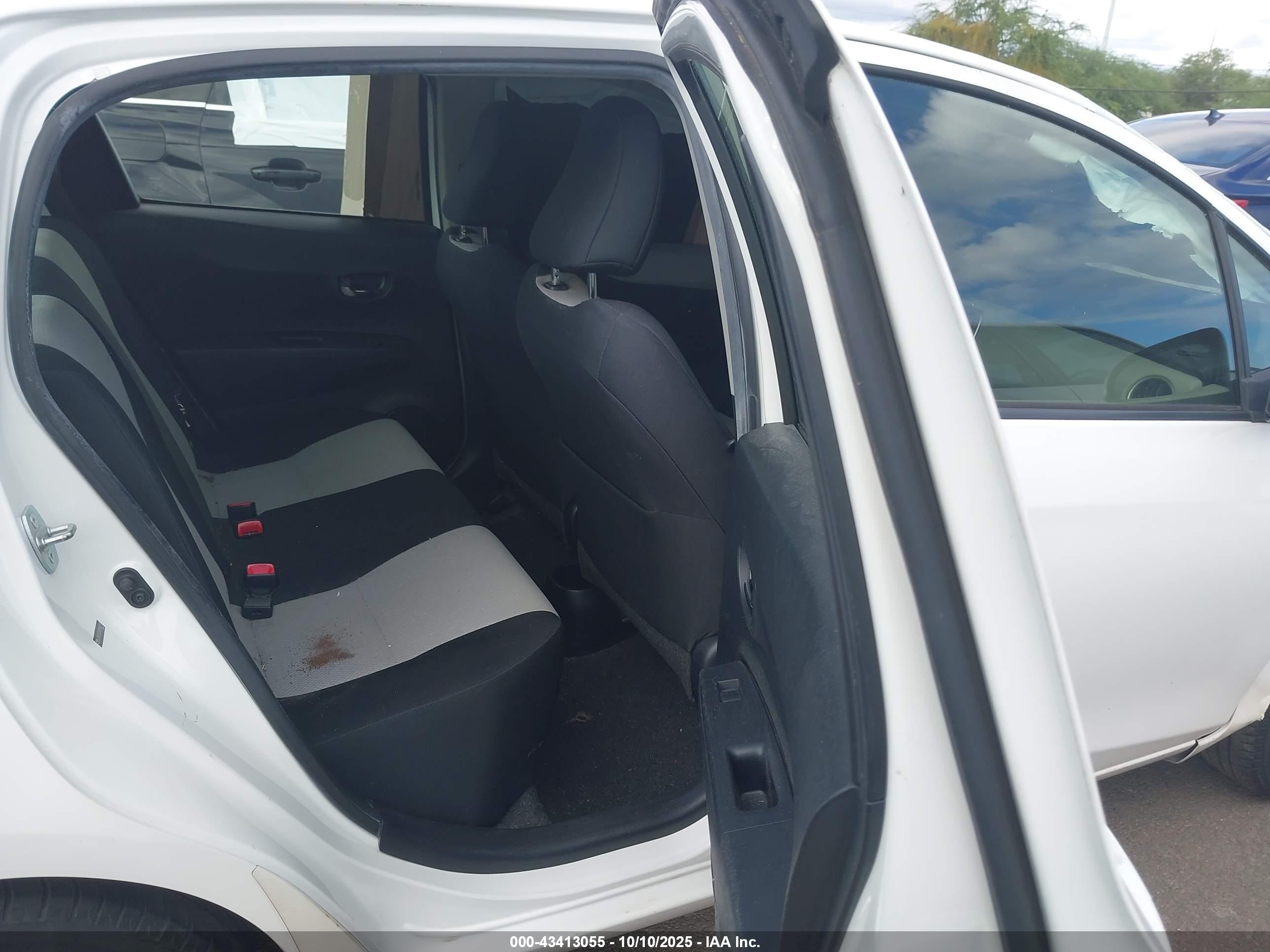 TOYOTA YARIS image 8