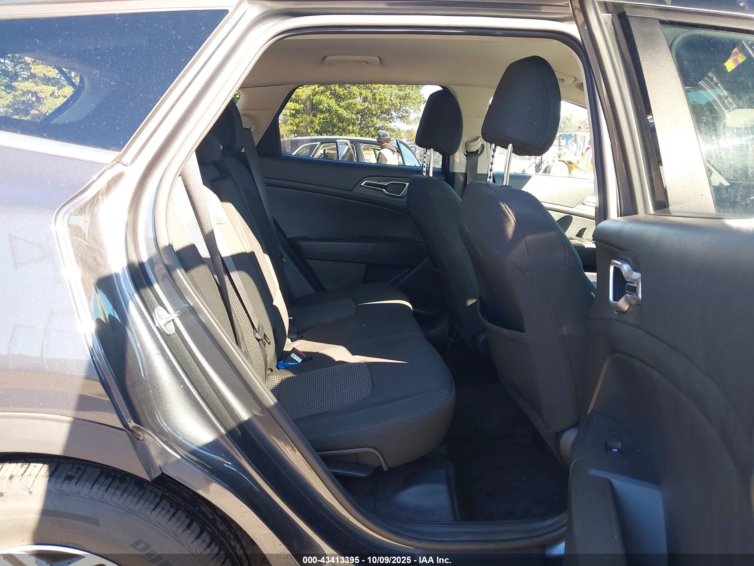 KIA SPORTAGE image 8