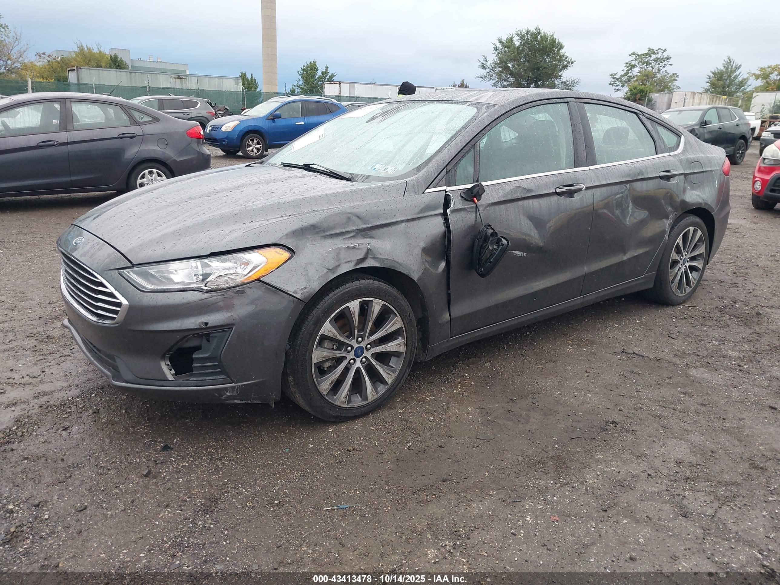 FORD FUSION image 2