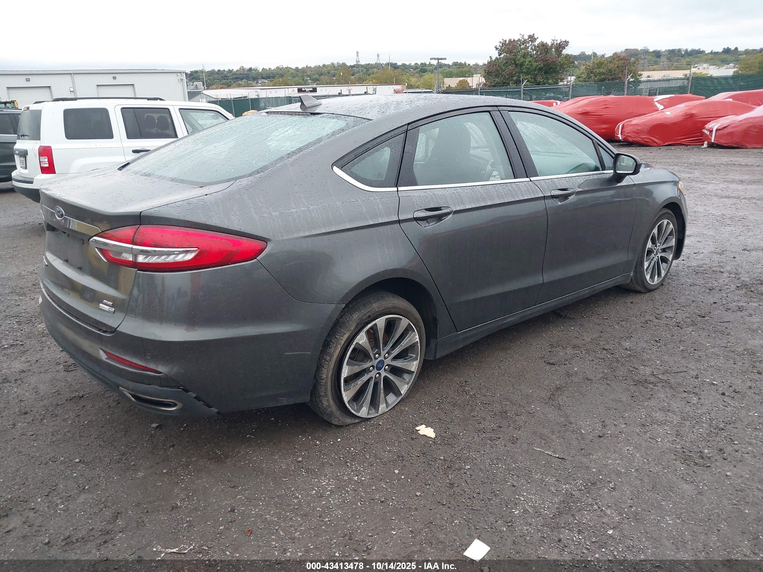 FORD FUSION image 4