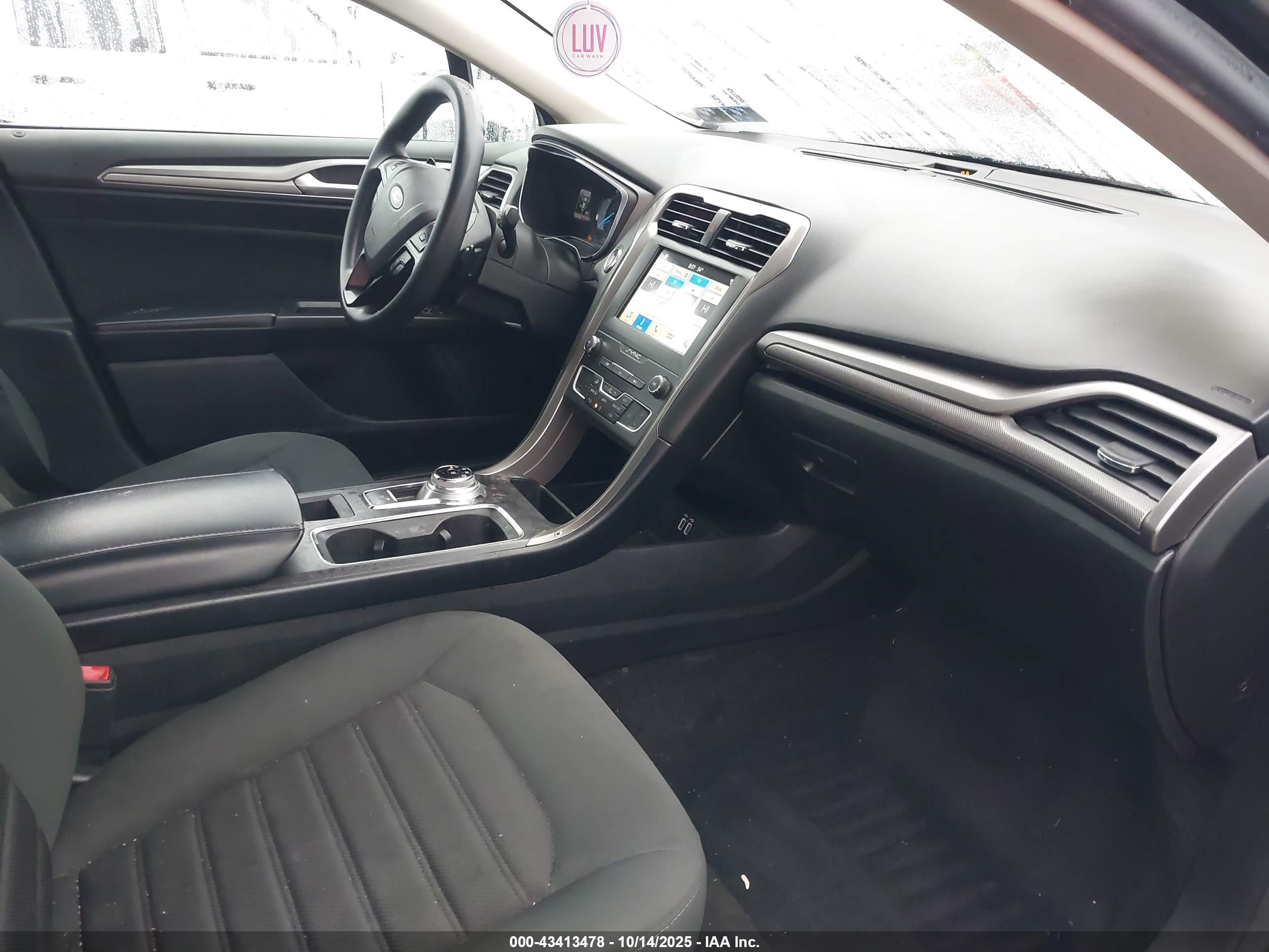 FORD FUSION image 5
