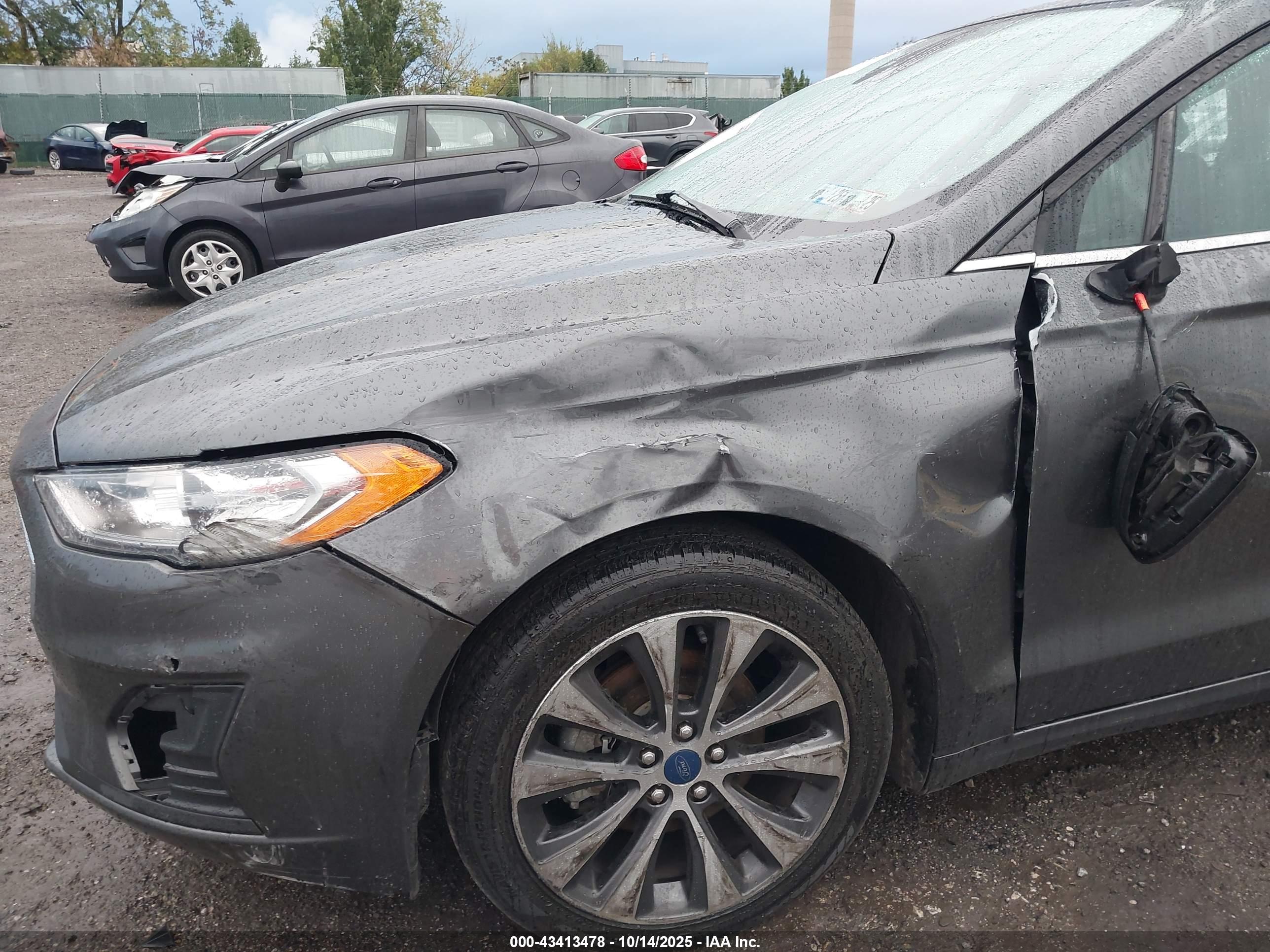 FORD FUSION image 6