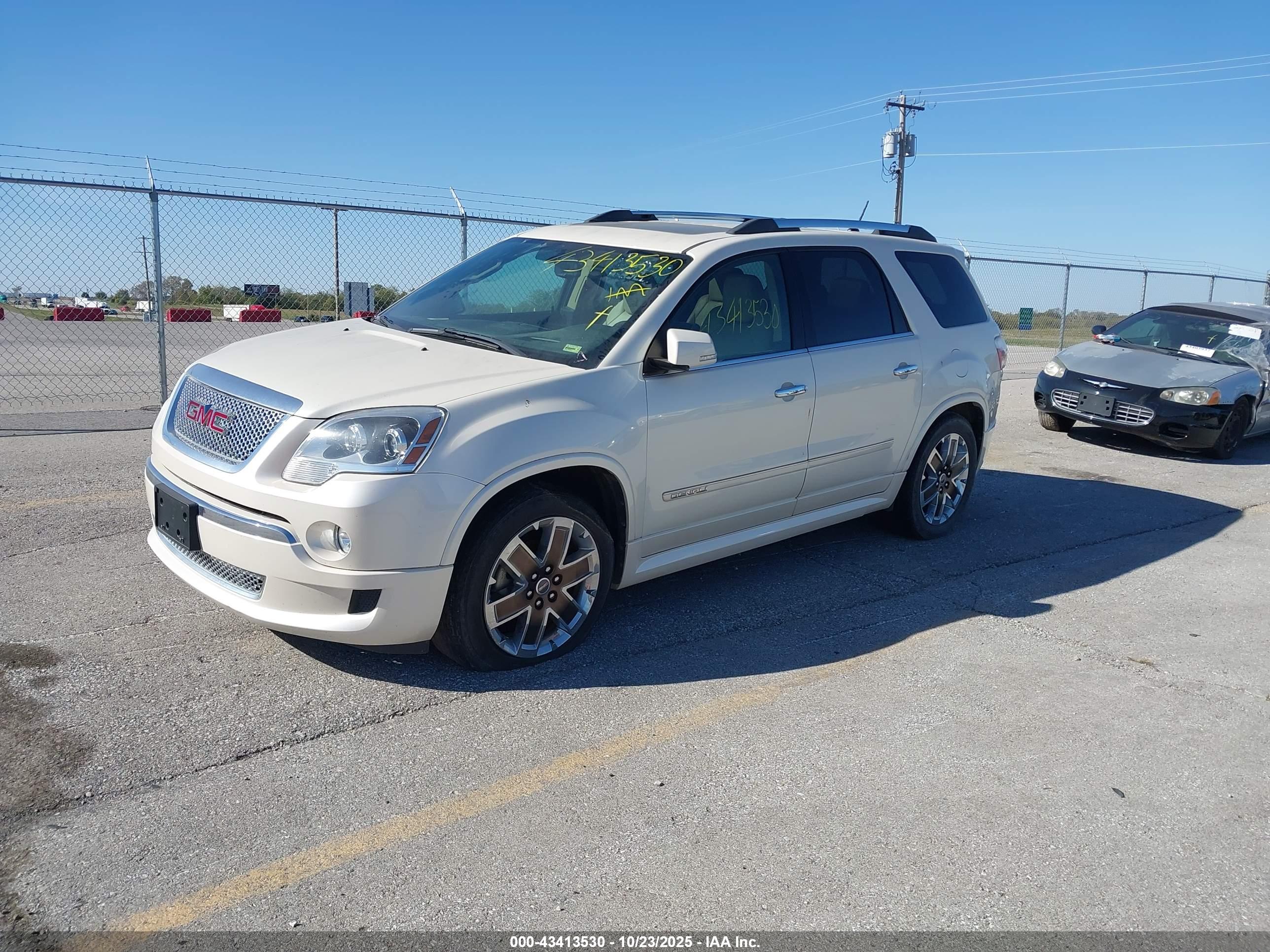GMC ACADIA image 2