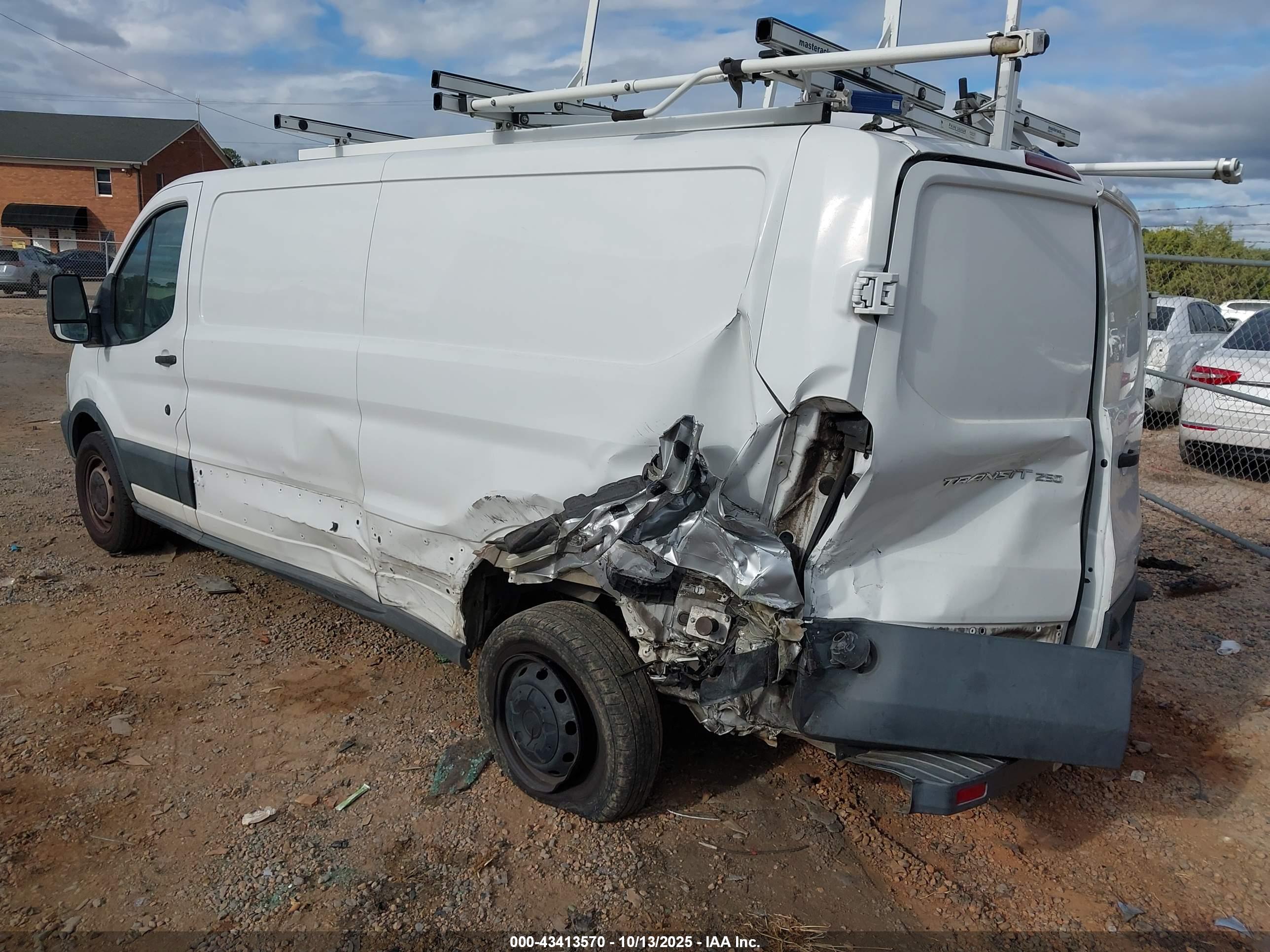 FORD TRANSIT-250 image 3