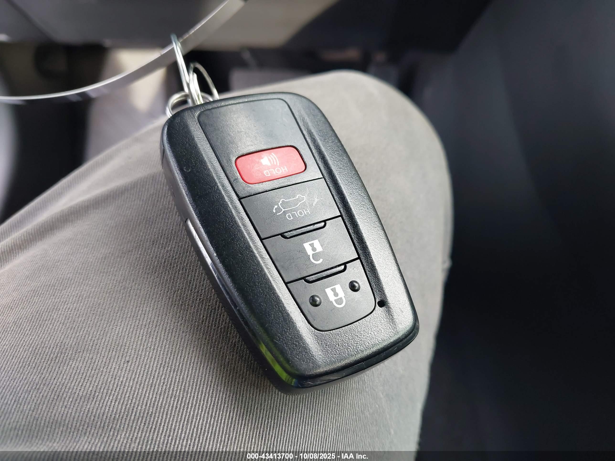 TOYOTA RAV4 image 11