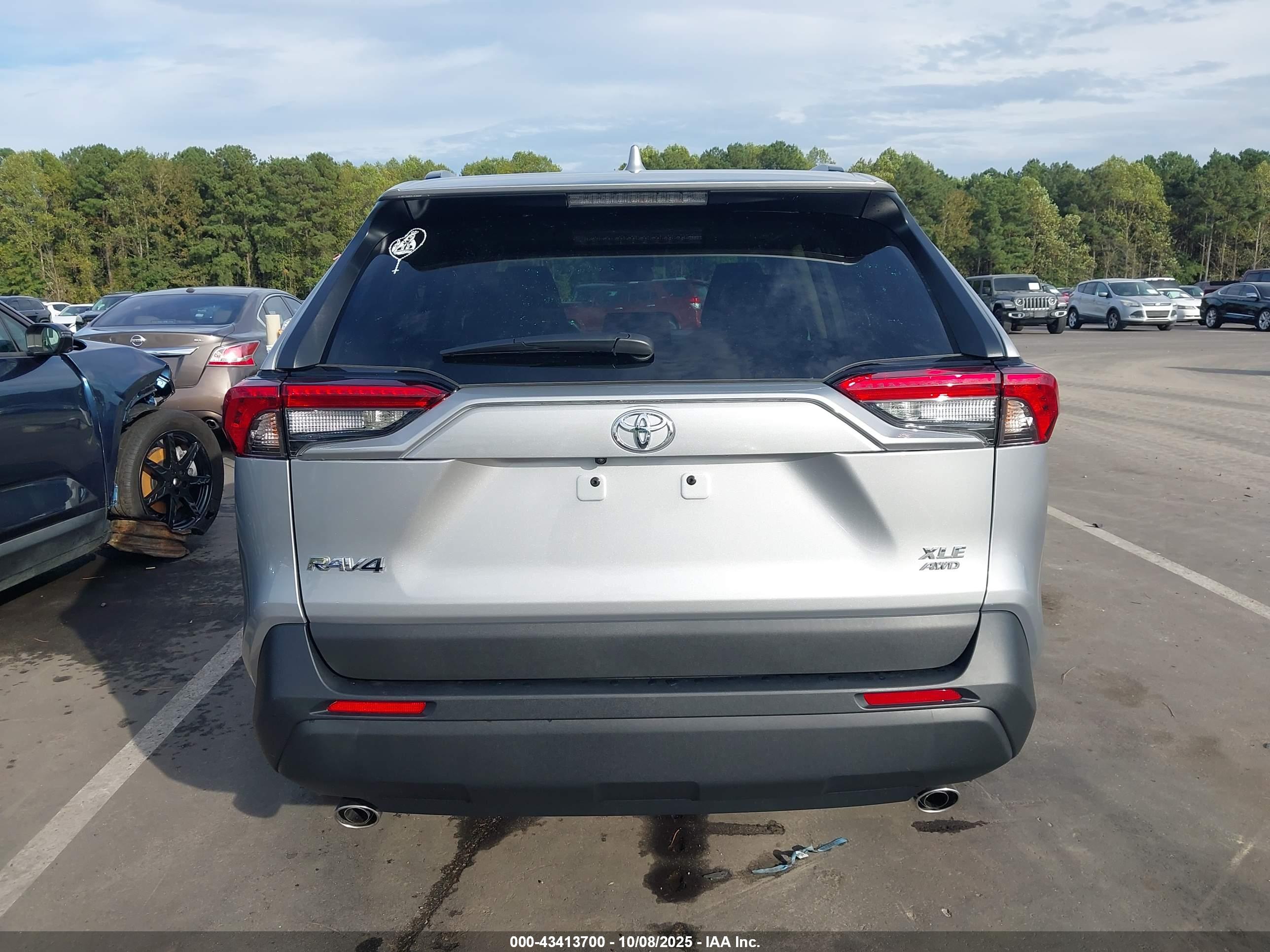 TOYOTA RAV4 image 6