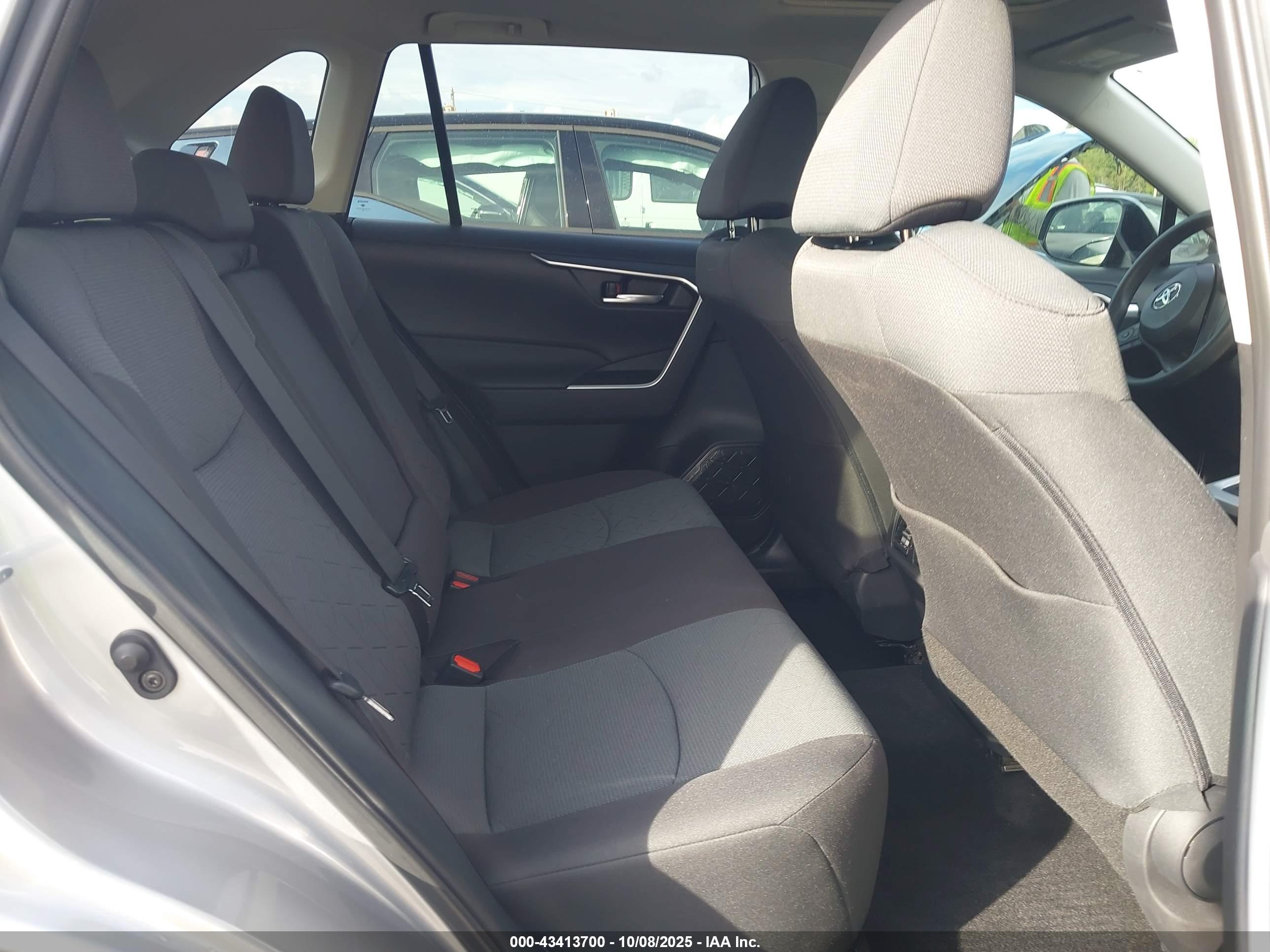 TOYOTA RAV4 image 8