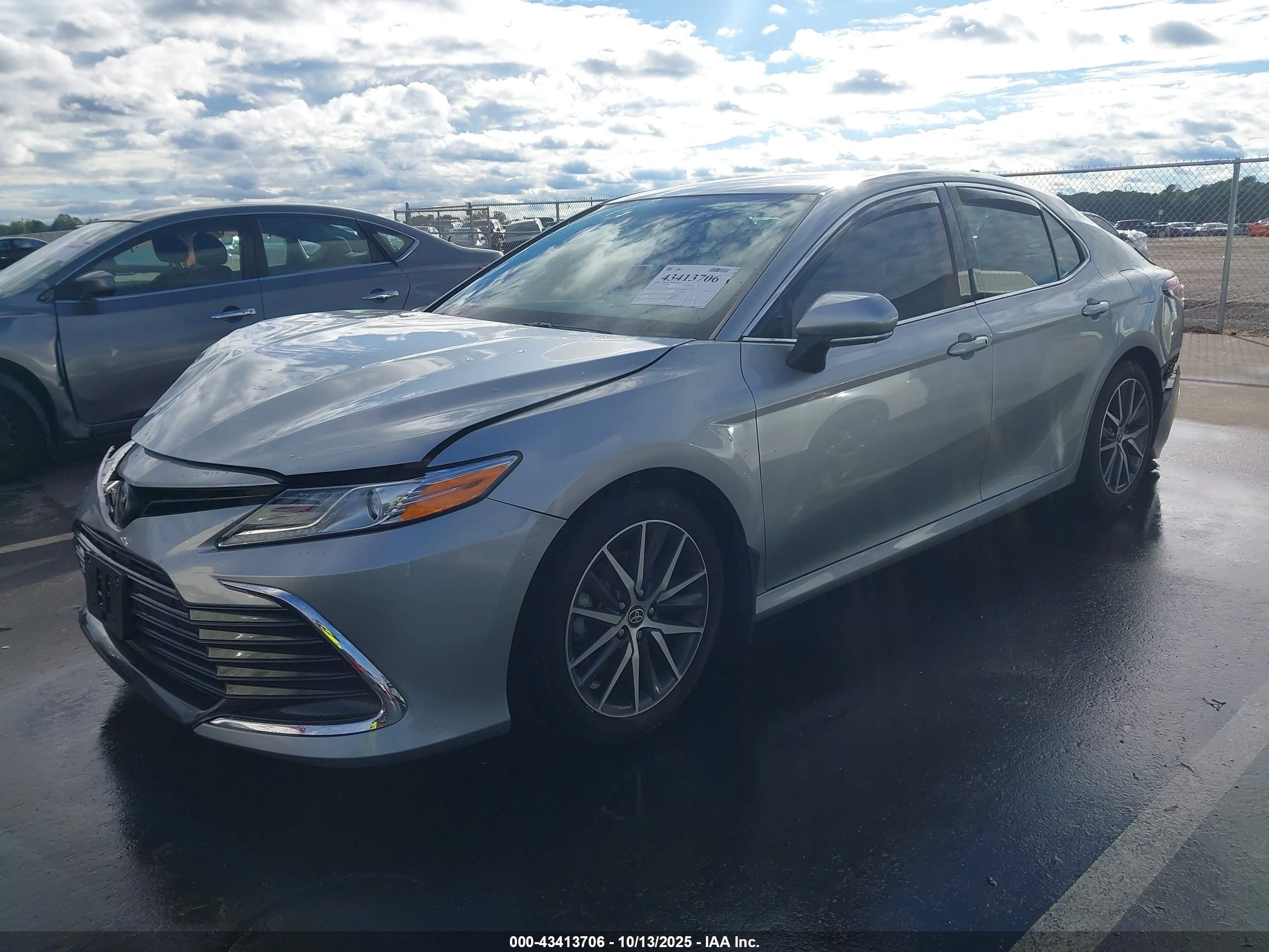 TOYOTA CAMRY image 2