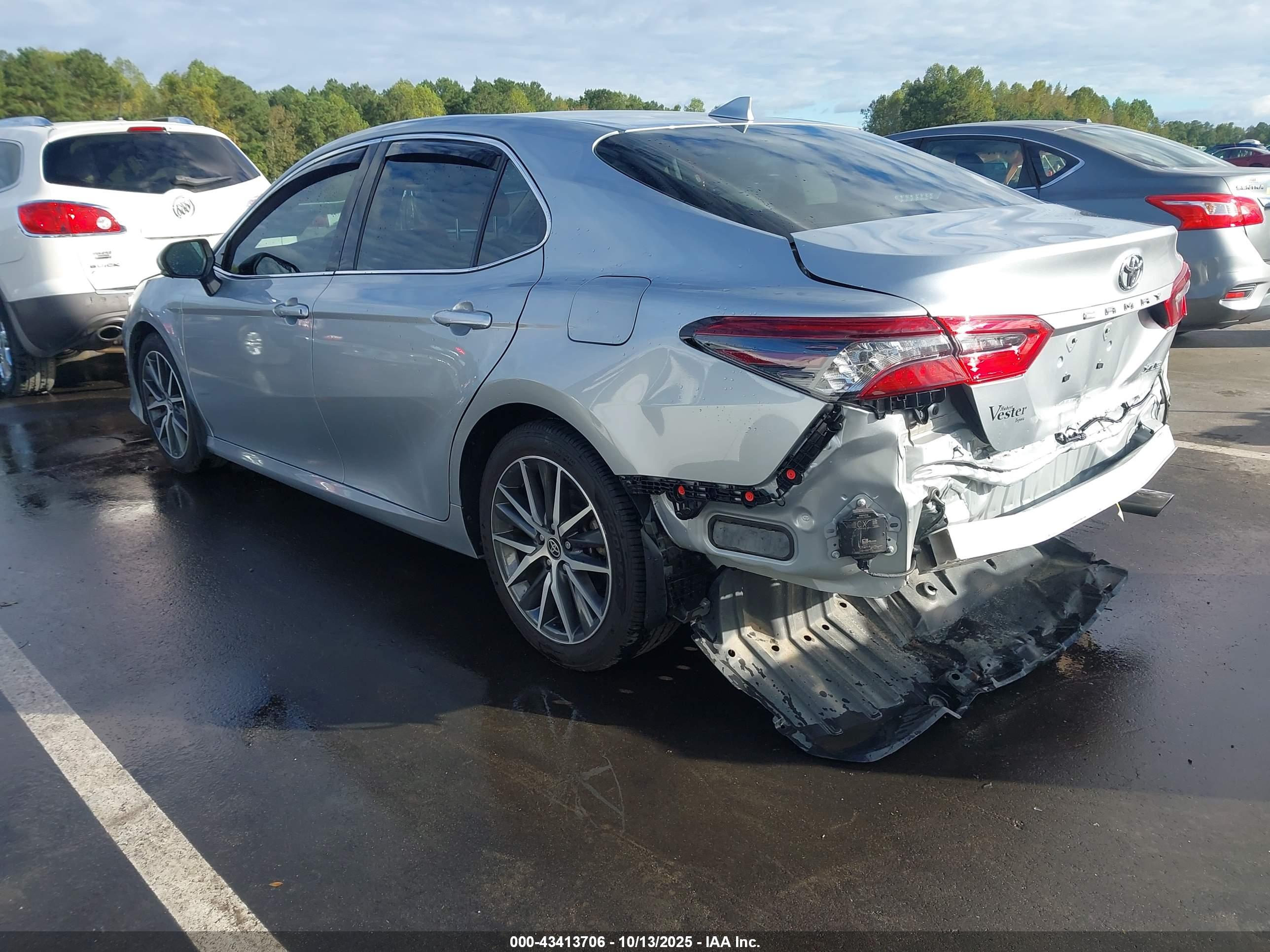 TOYOTA CAMRY image 3