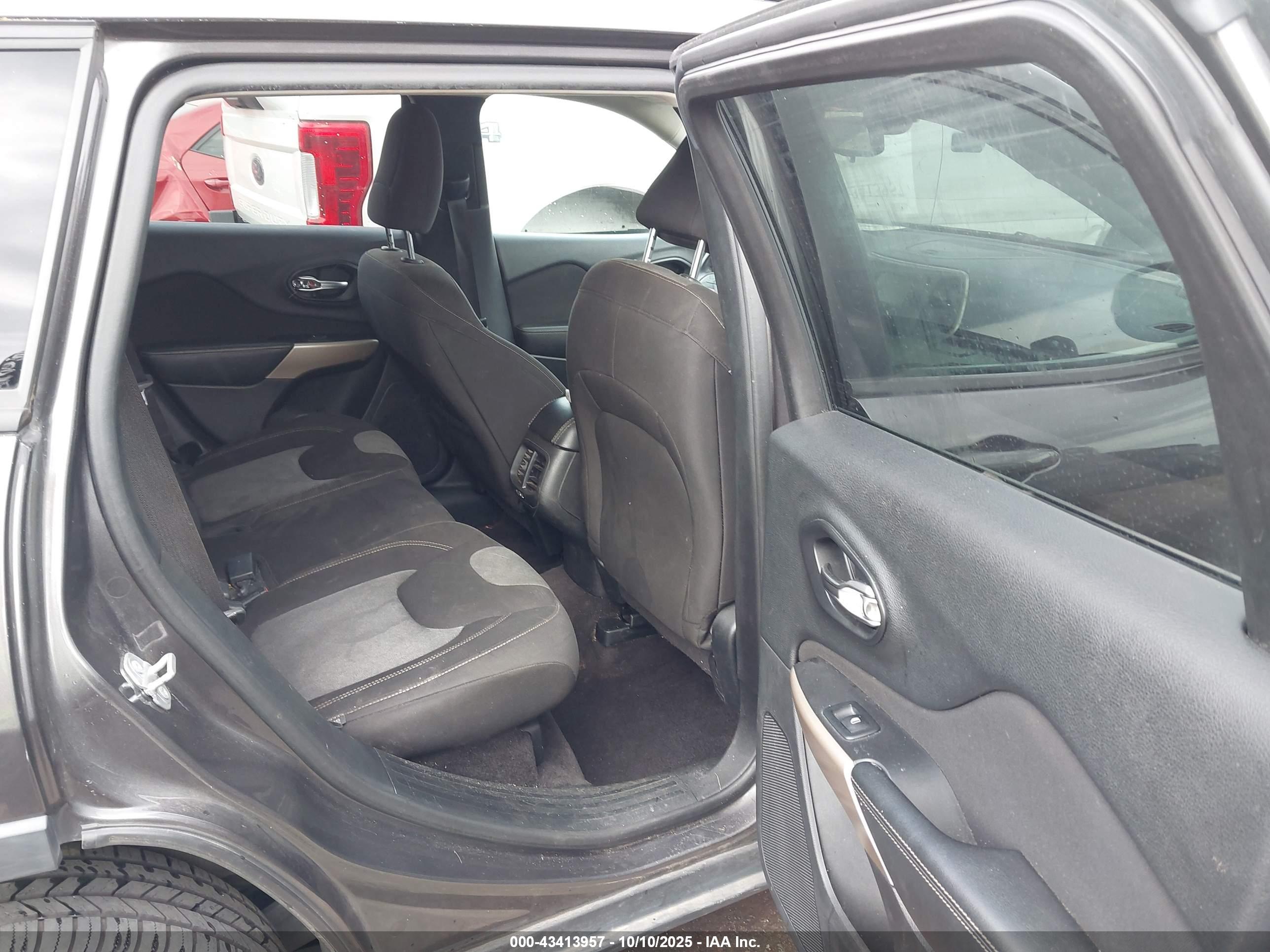 JEEP CHEROKEE image 8