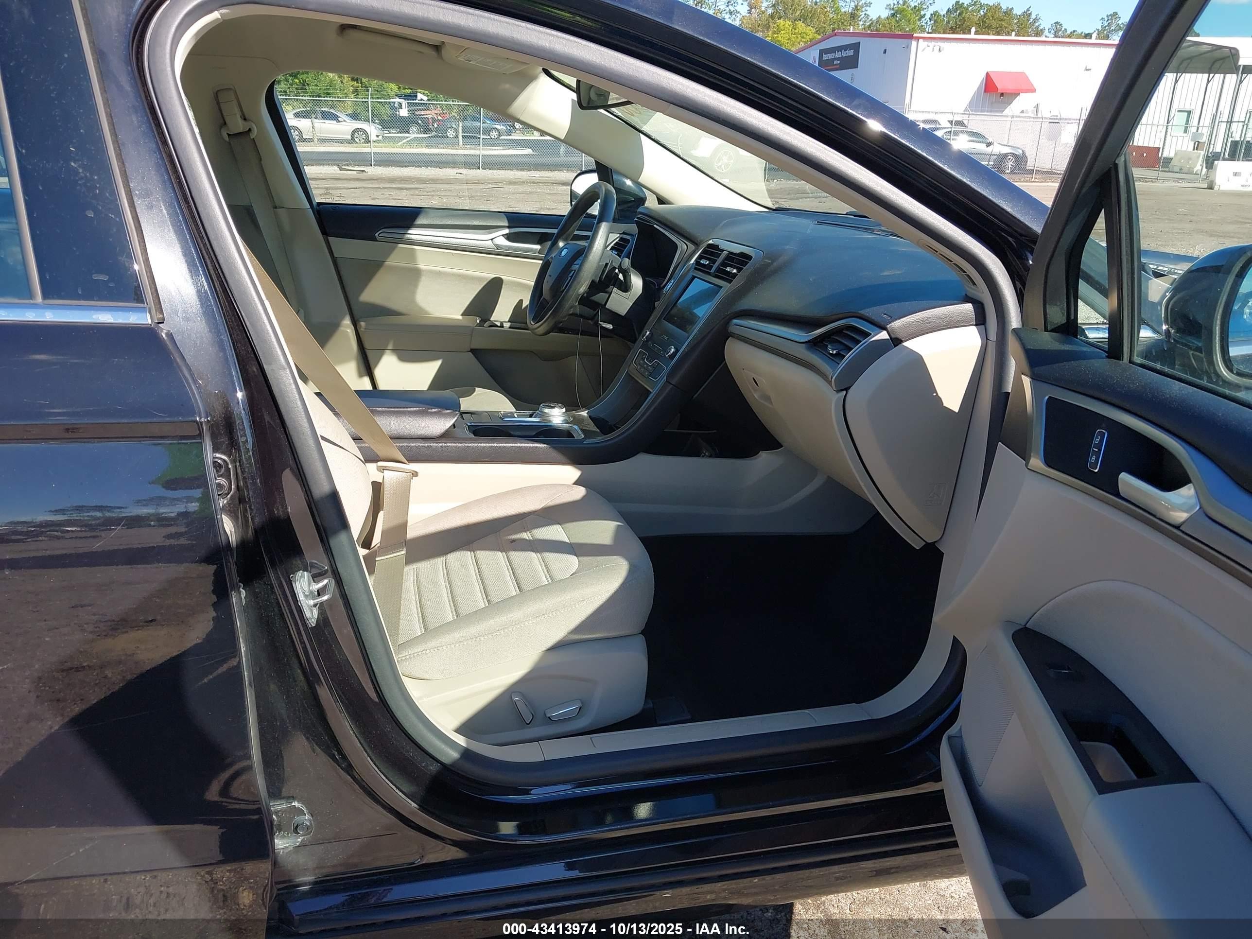 FORD FUSION image 5