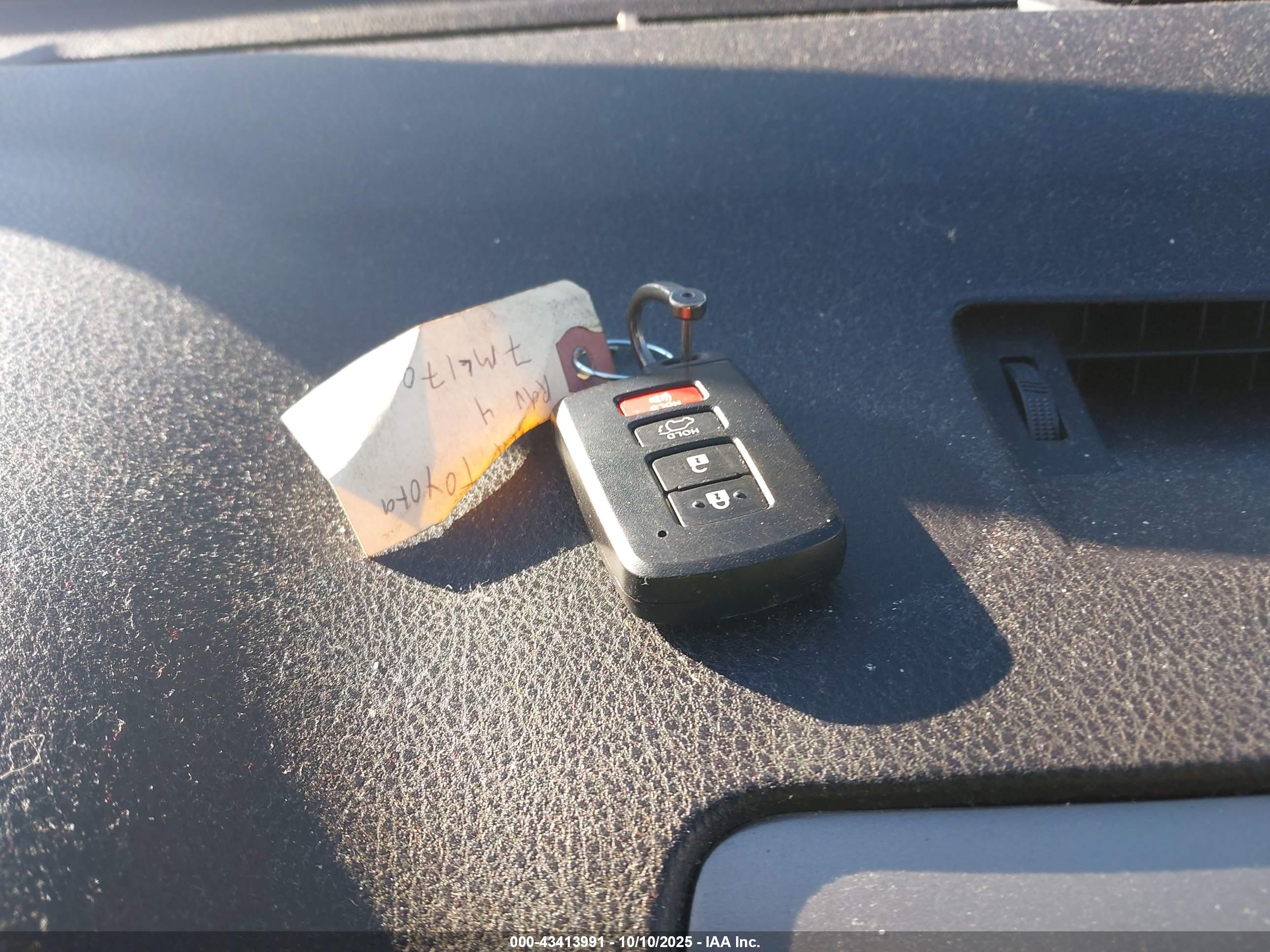 TOYOTA RAV4 image 11