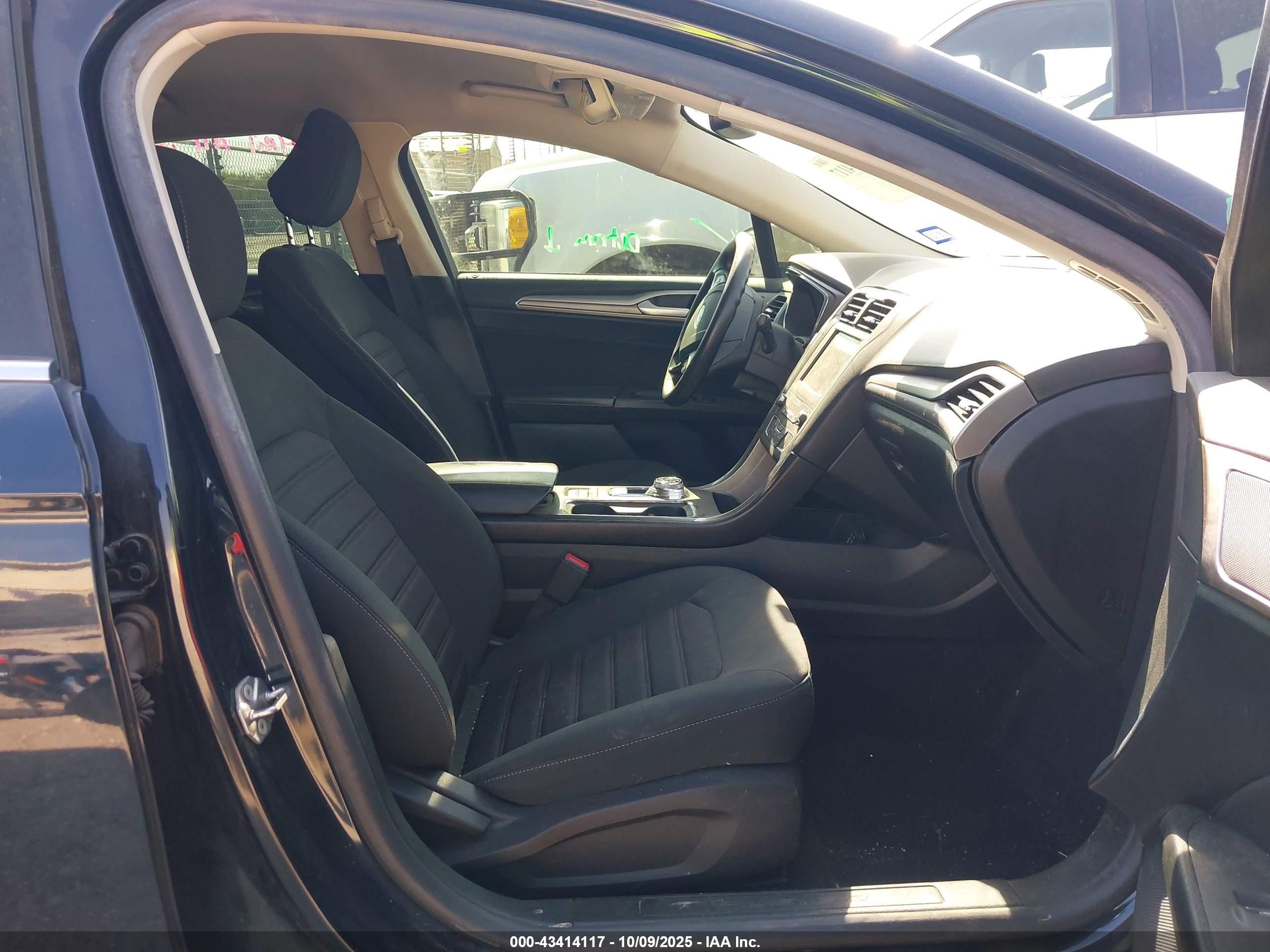 FORD FUSION image 5