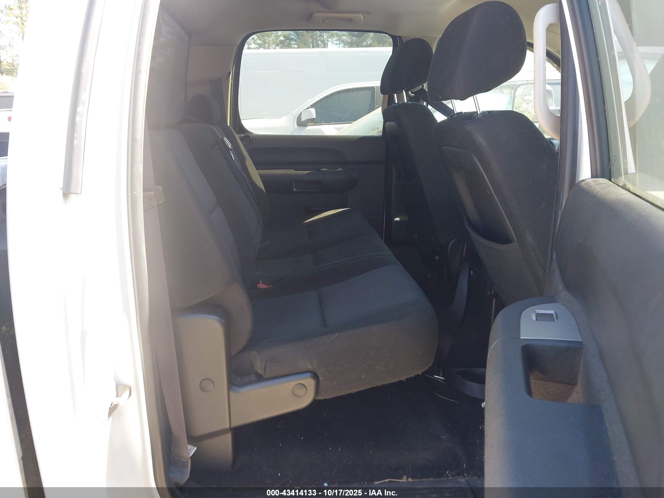 CHEVROLET SILVERADO image 8