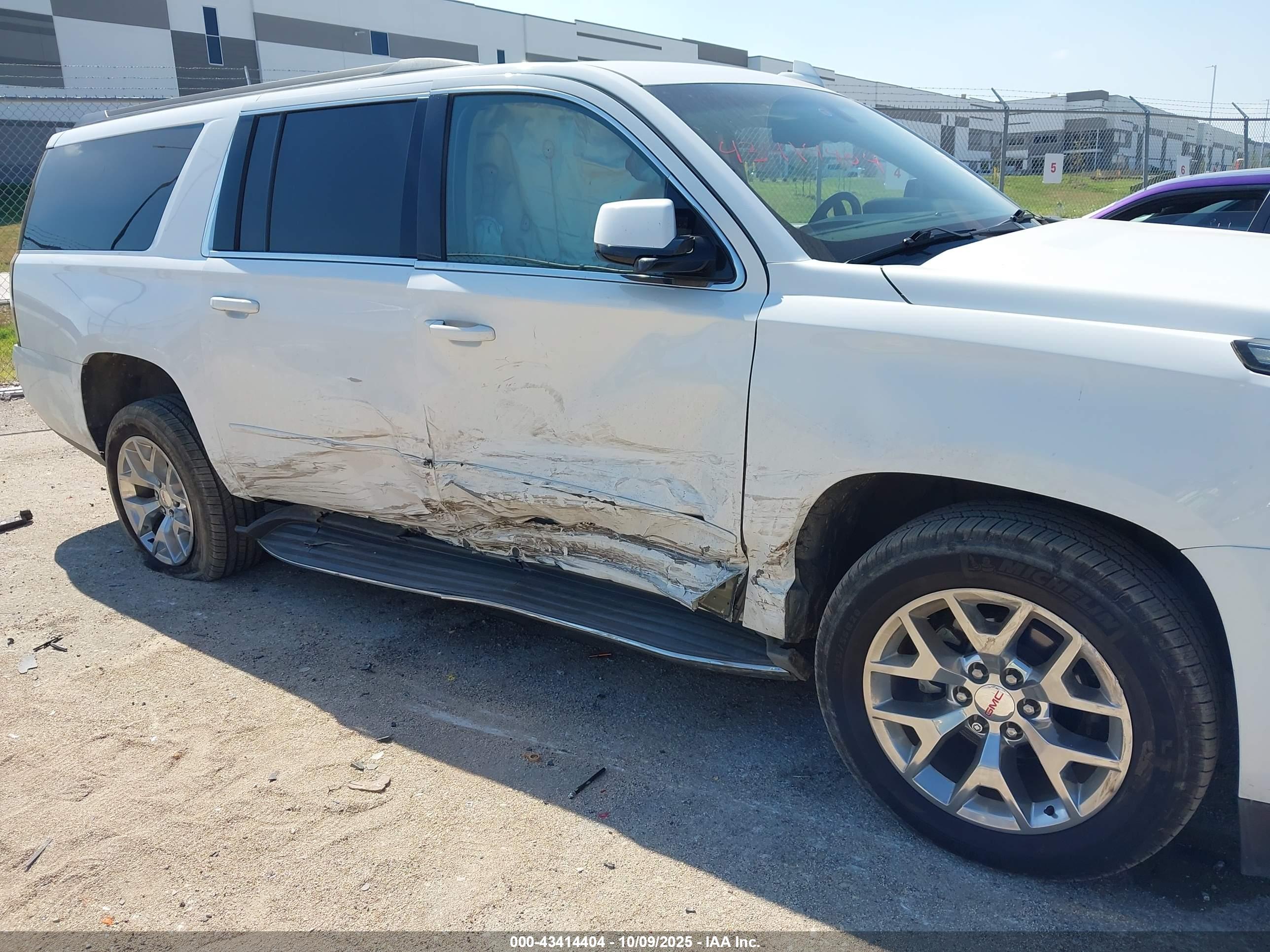 GMC YUKON image 6