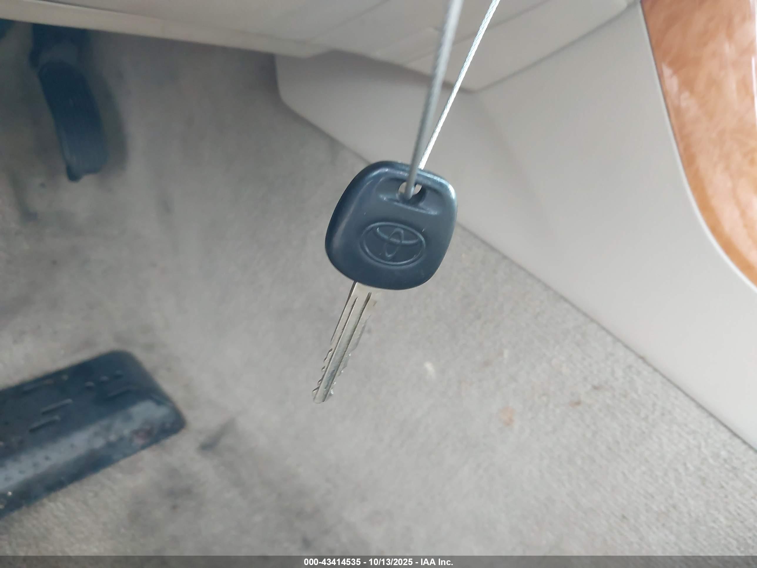 TOYOTA AVALON image 11