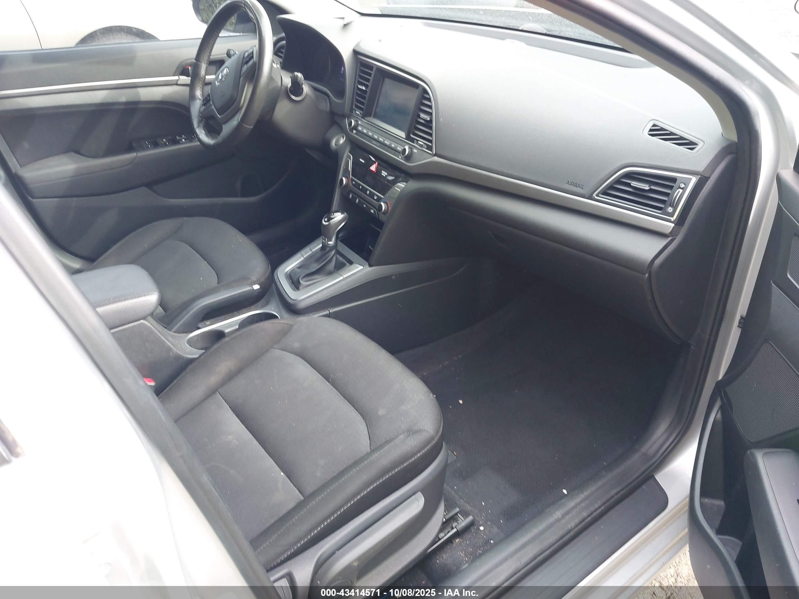 HYUNDAI ELANTRA image 5
