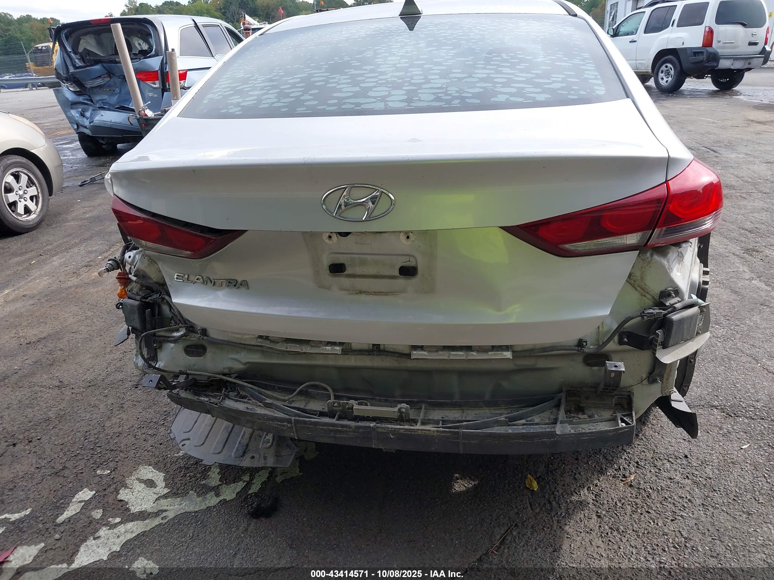HYUNDAI ELANTRA image 6