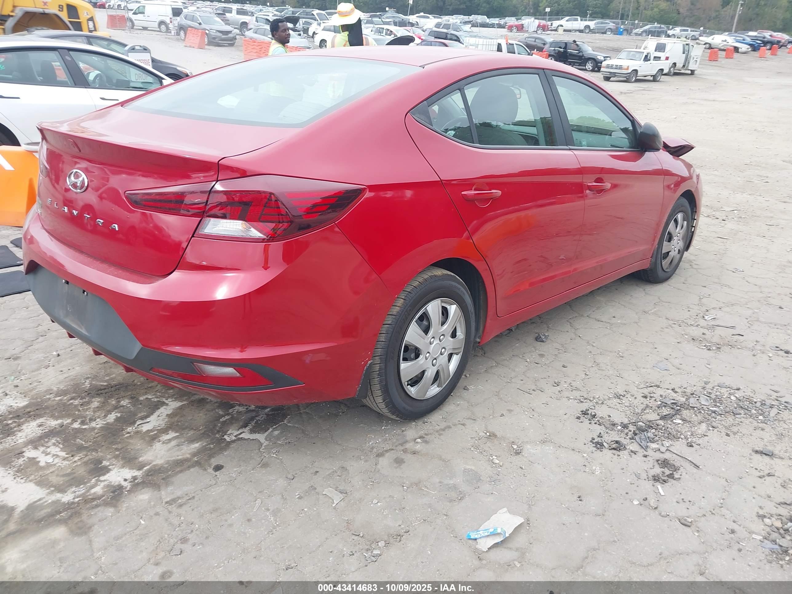 HYUNDAI ELANTRA image 4
