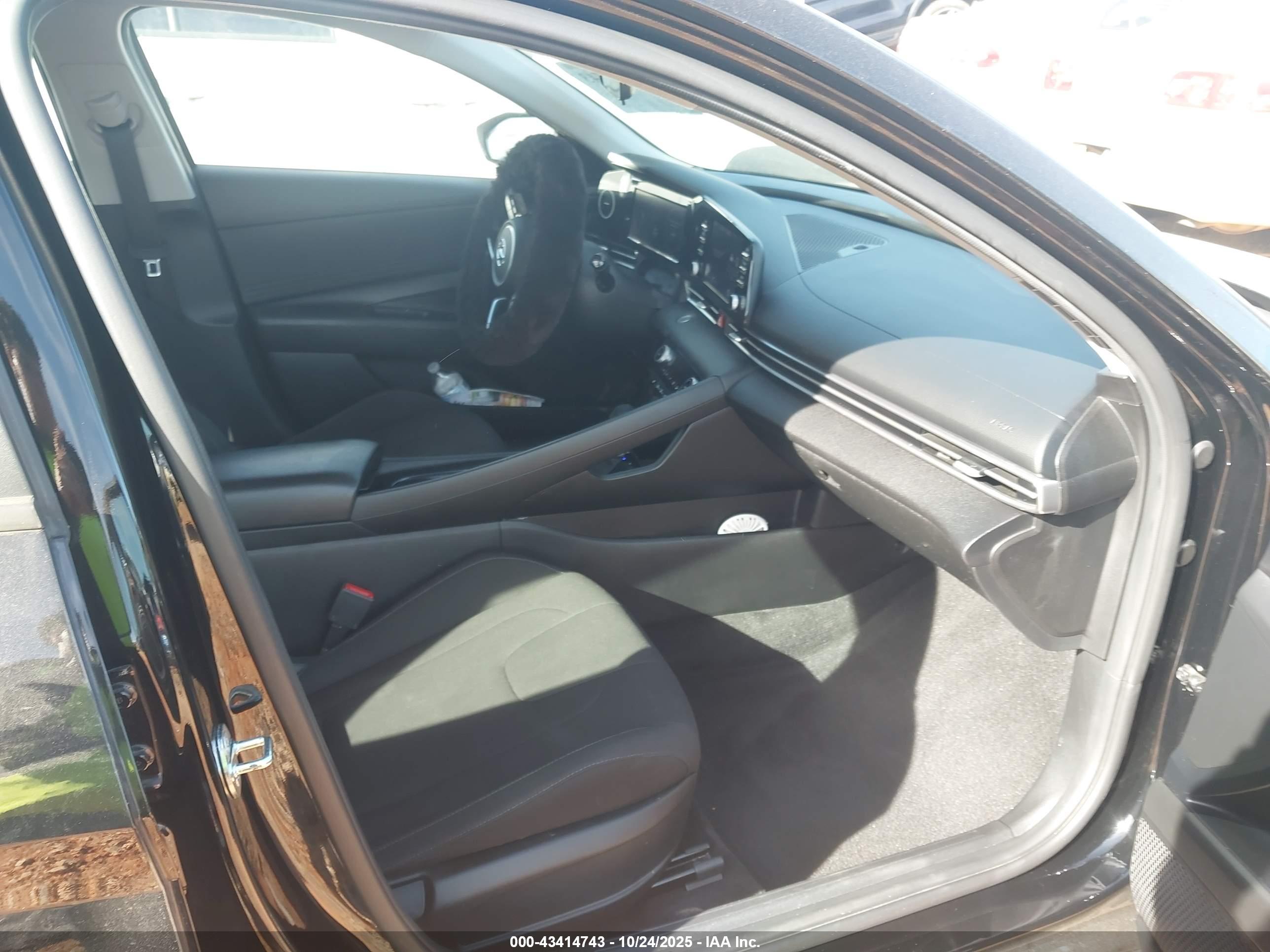 HYUNDAI ELANTRA image 5