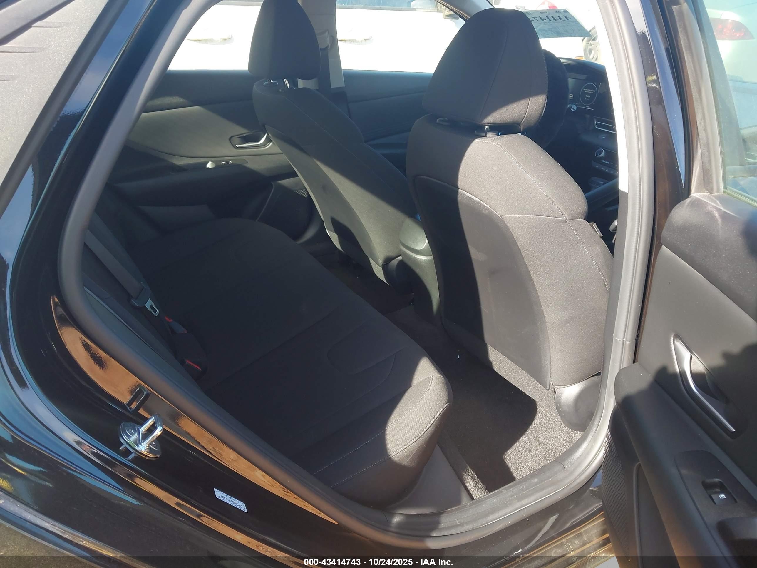 HYUNDAI ELANTRA image 8