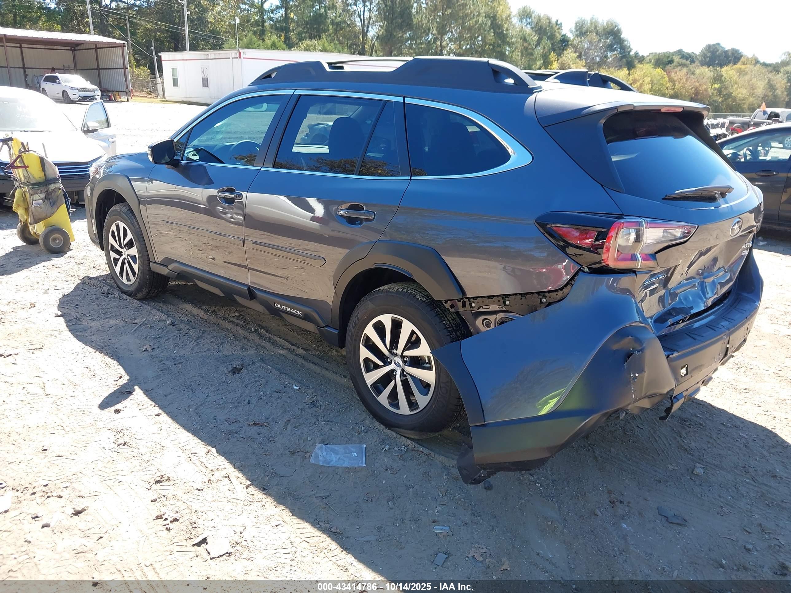 SUBARU OUTBACK image 3