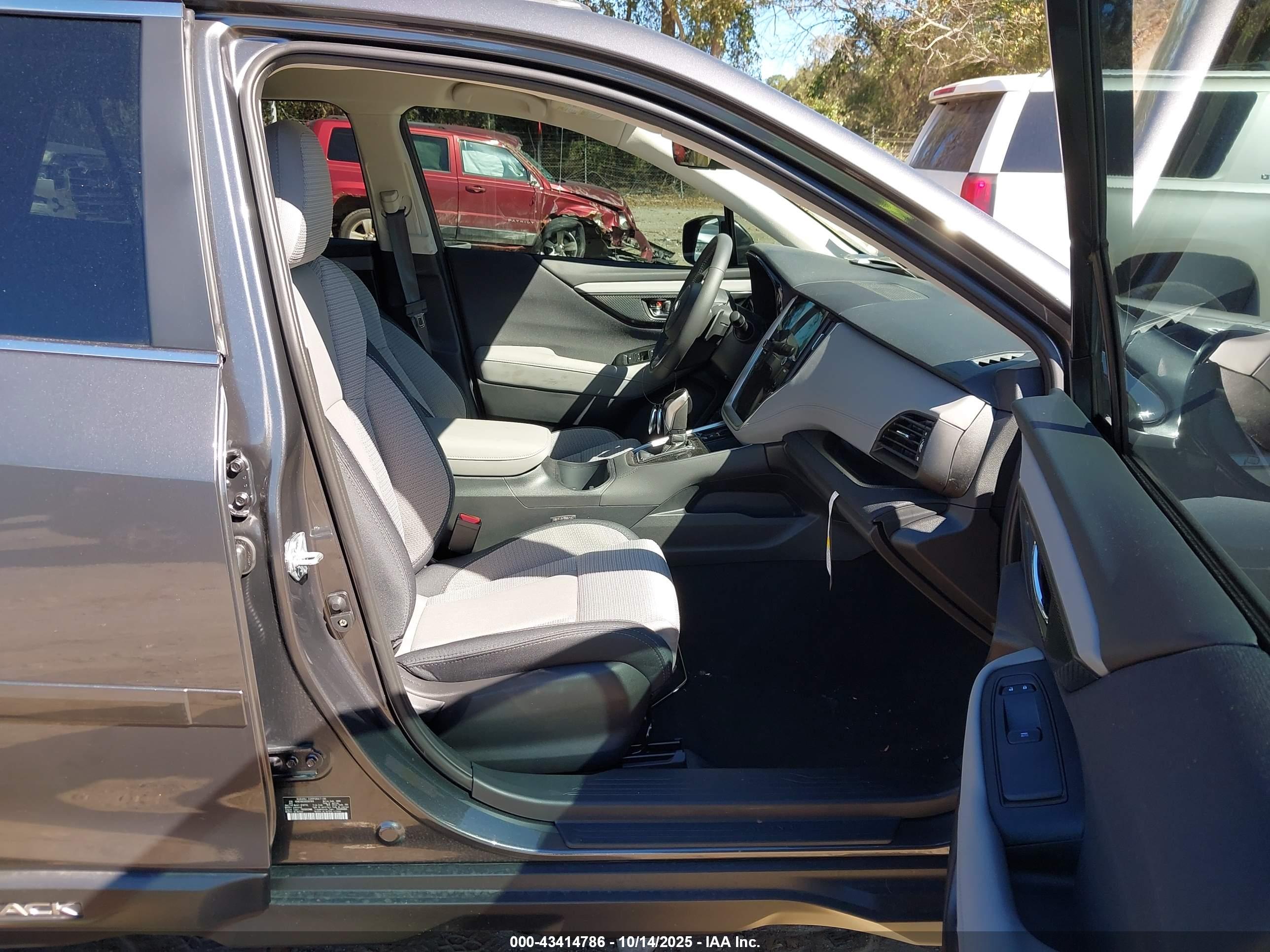SUBARU OUTBACK image 5