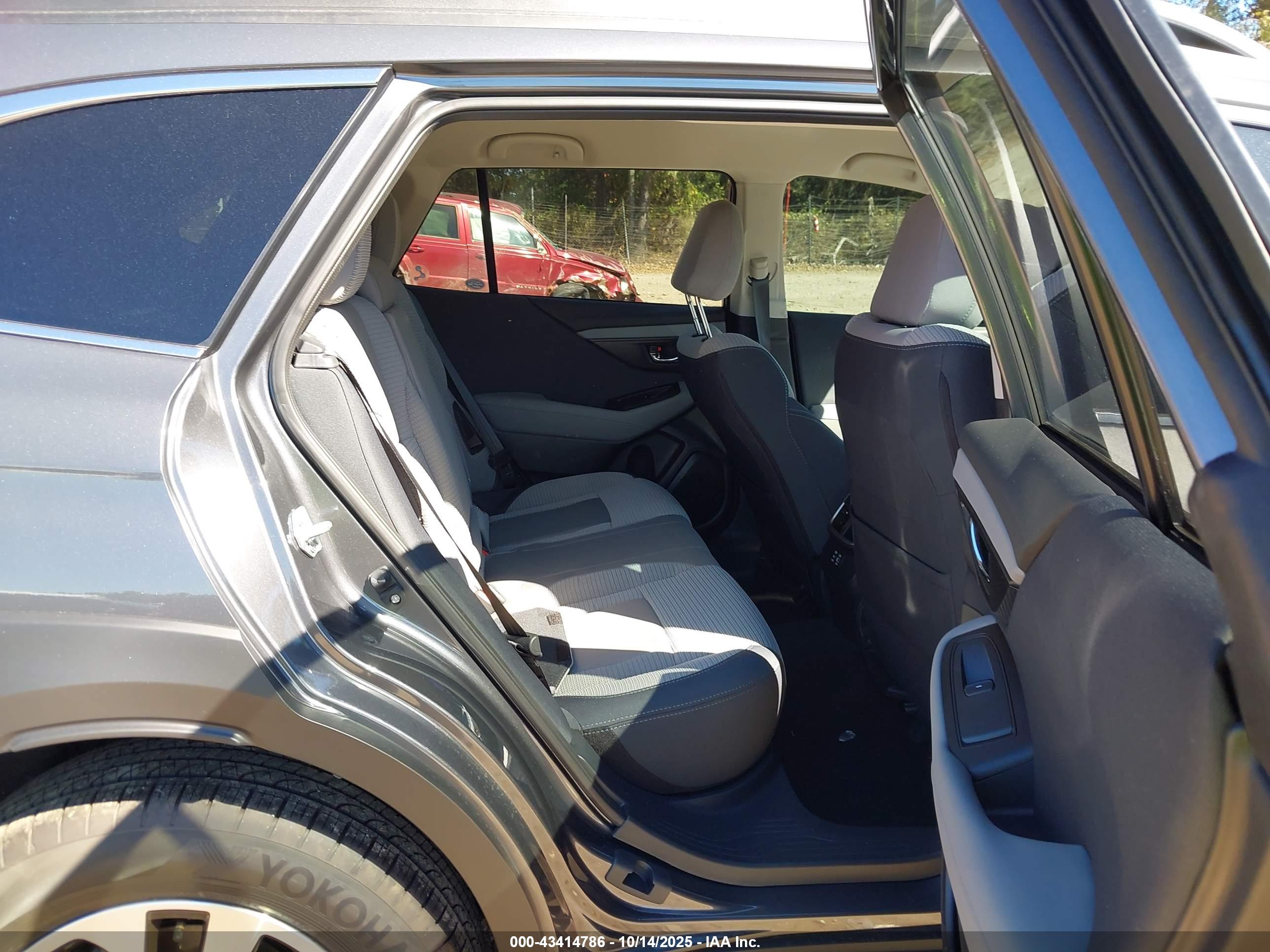 SUBARU OUTBACK image 8