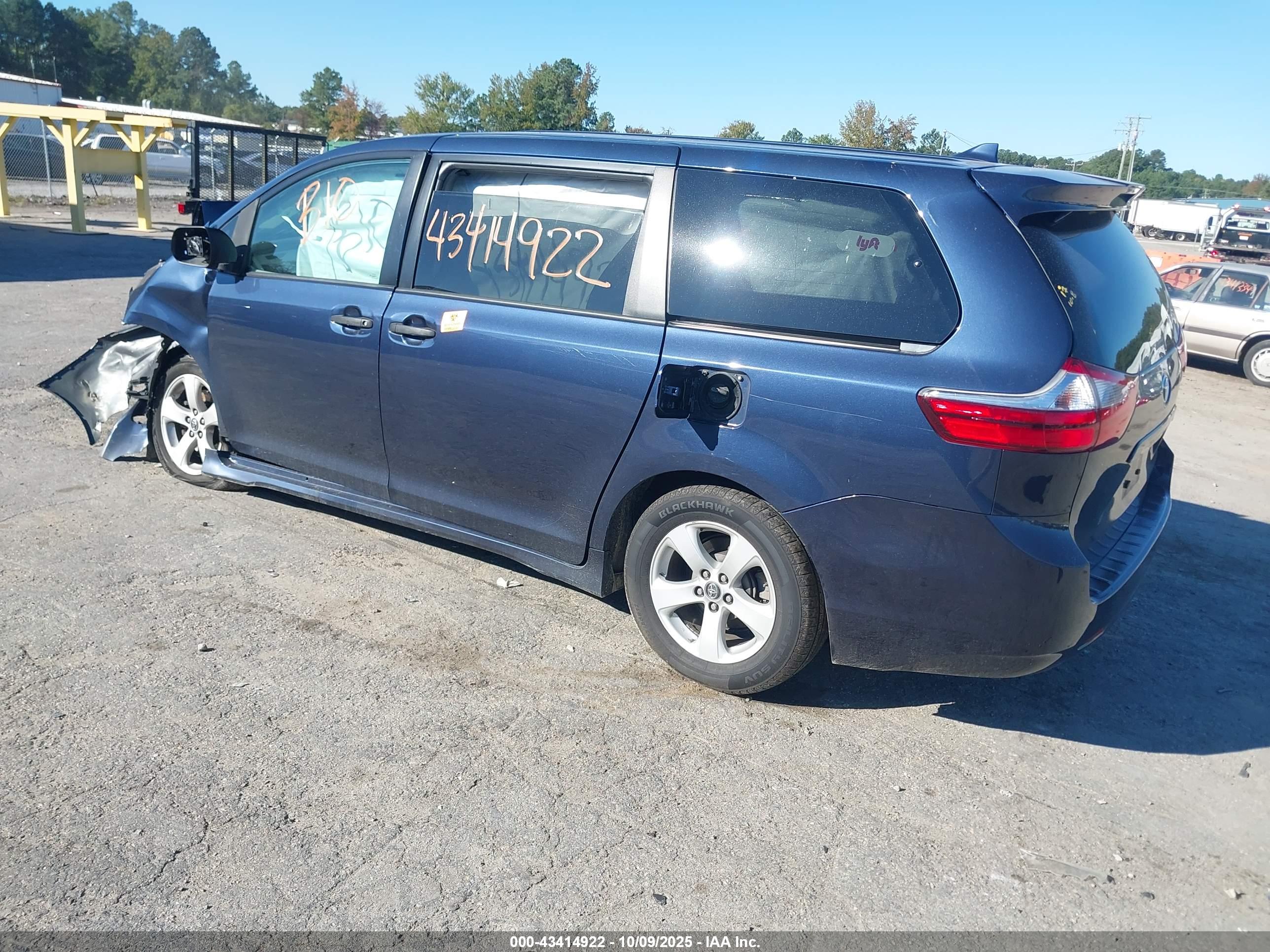 TOYOTA SIENNA image 3
