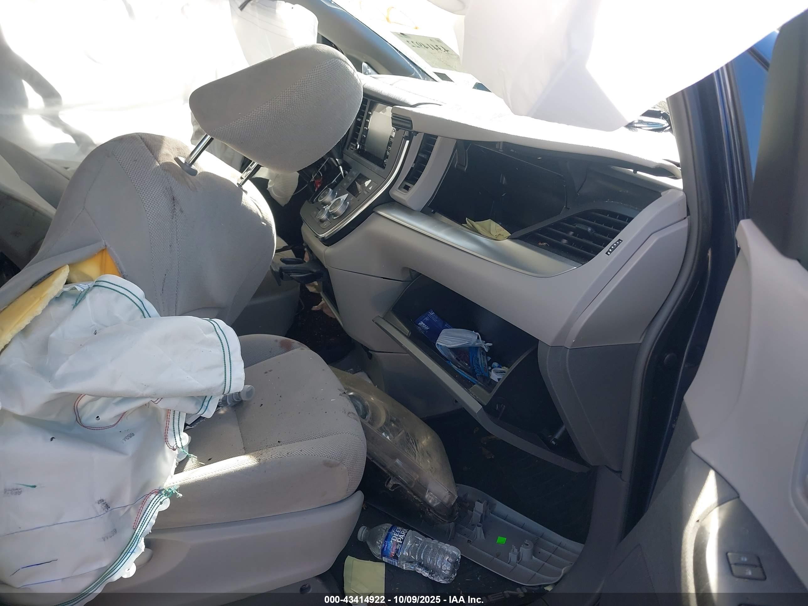 TOYOTA SIENNA image 5