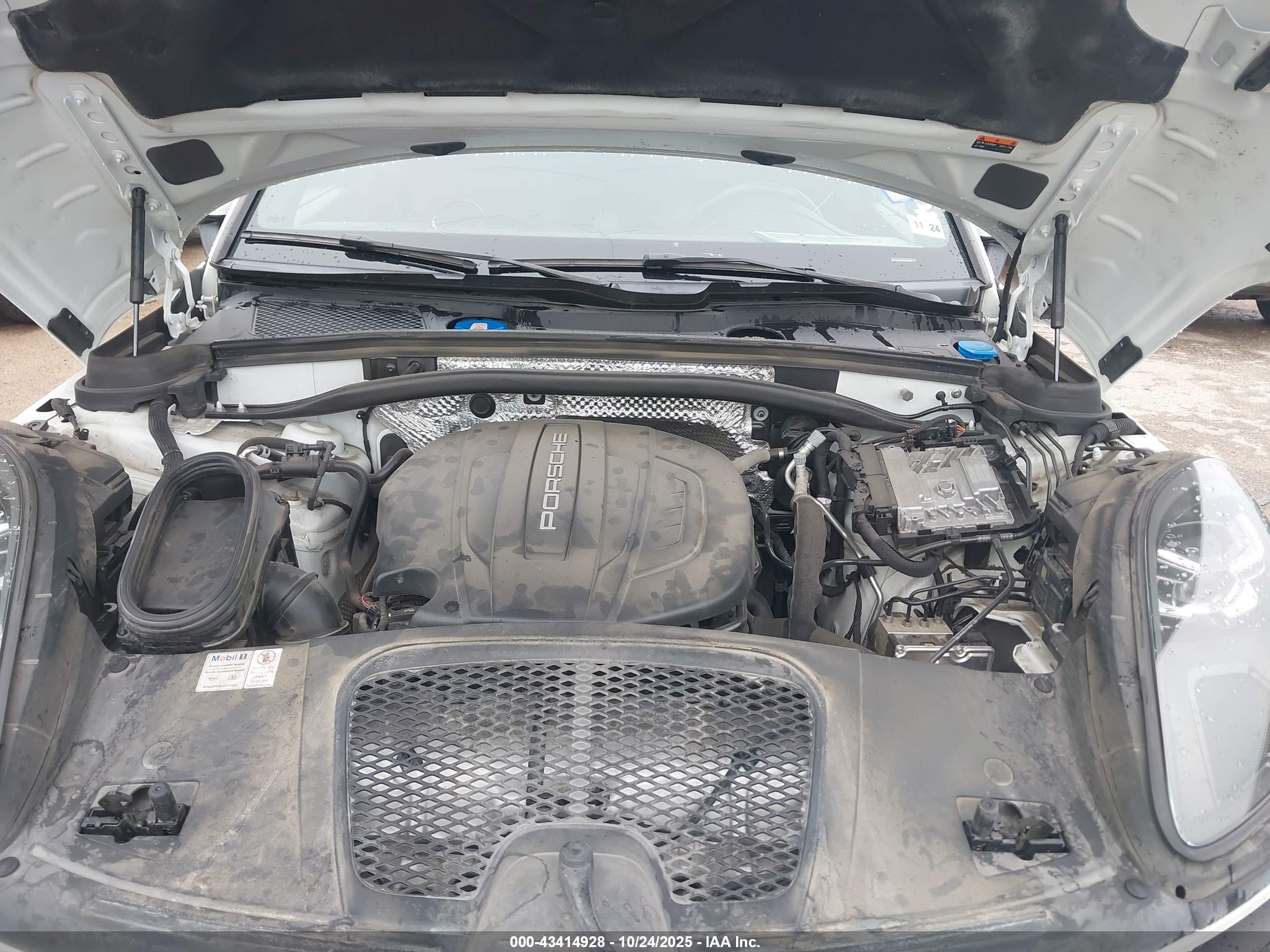 PORSCHE MACAN image 10